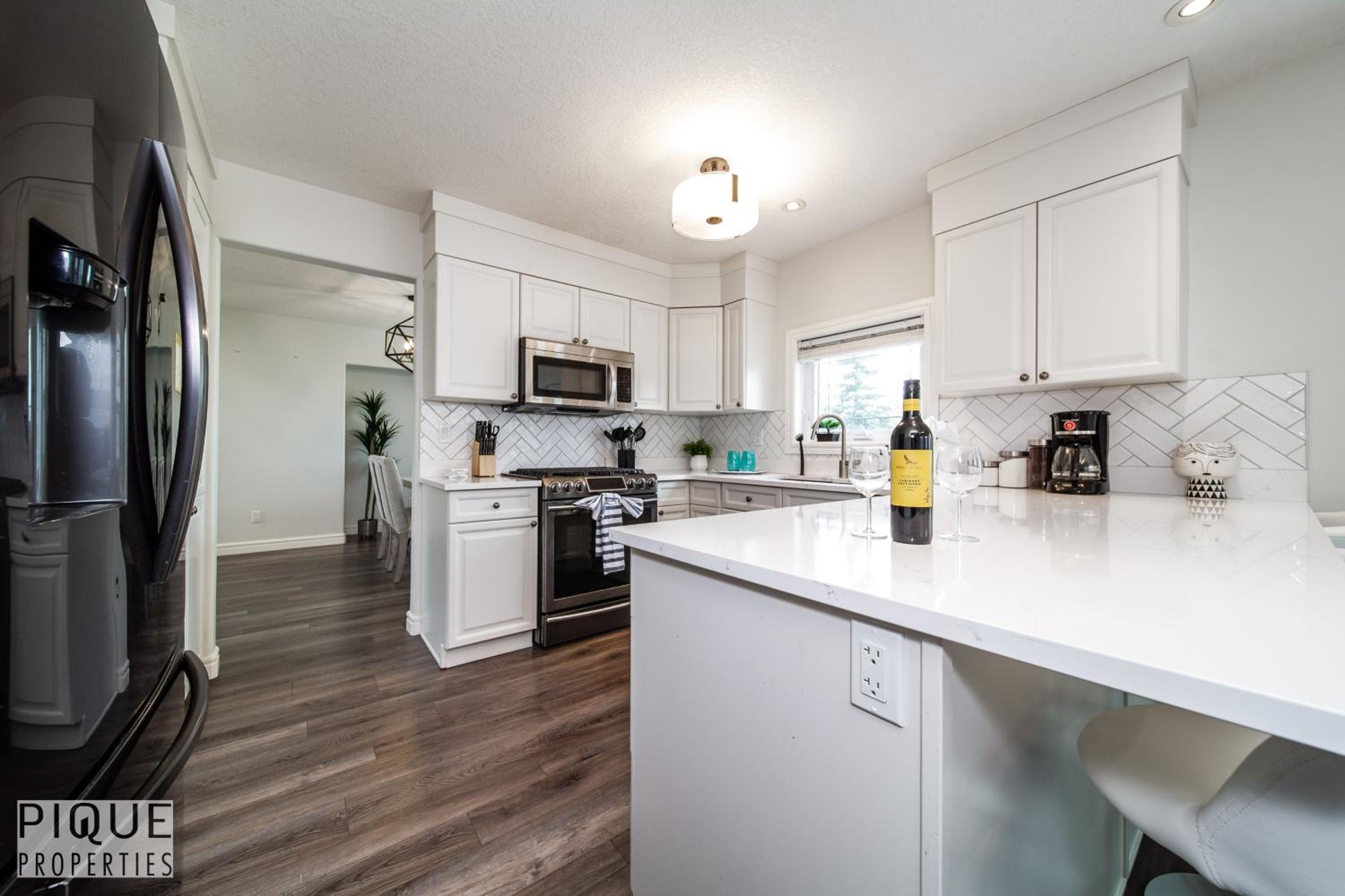 LUXURIOUS 6 Bed Home I Fireplace I near Sports Park I with Double Garage & Fast WiFi!