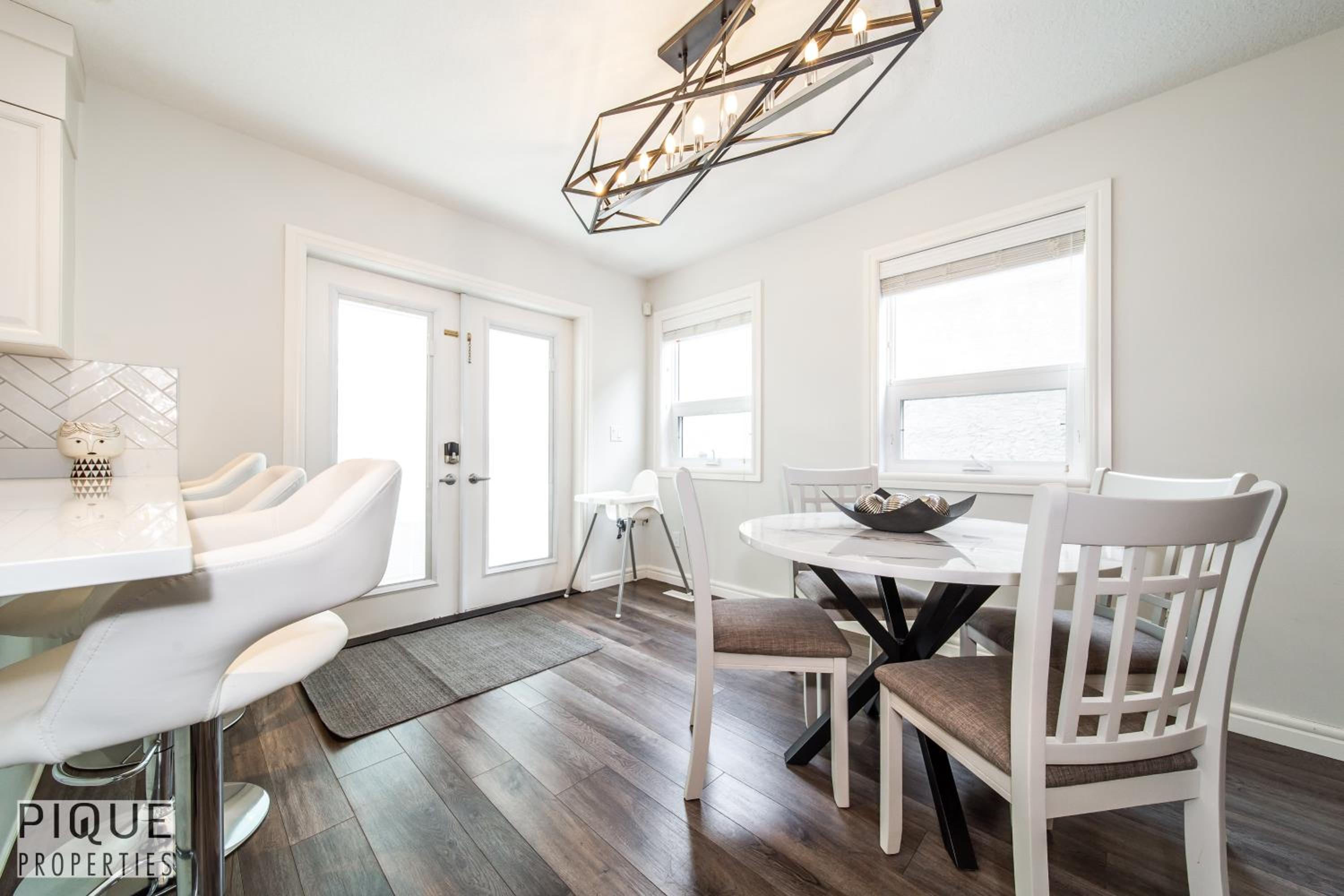 LUXURIOUS 6 Bed Home I Fireplace I near Sports Park I with Double Garage & Fast WiFi!