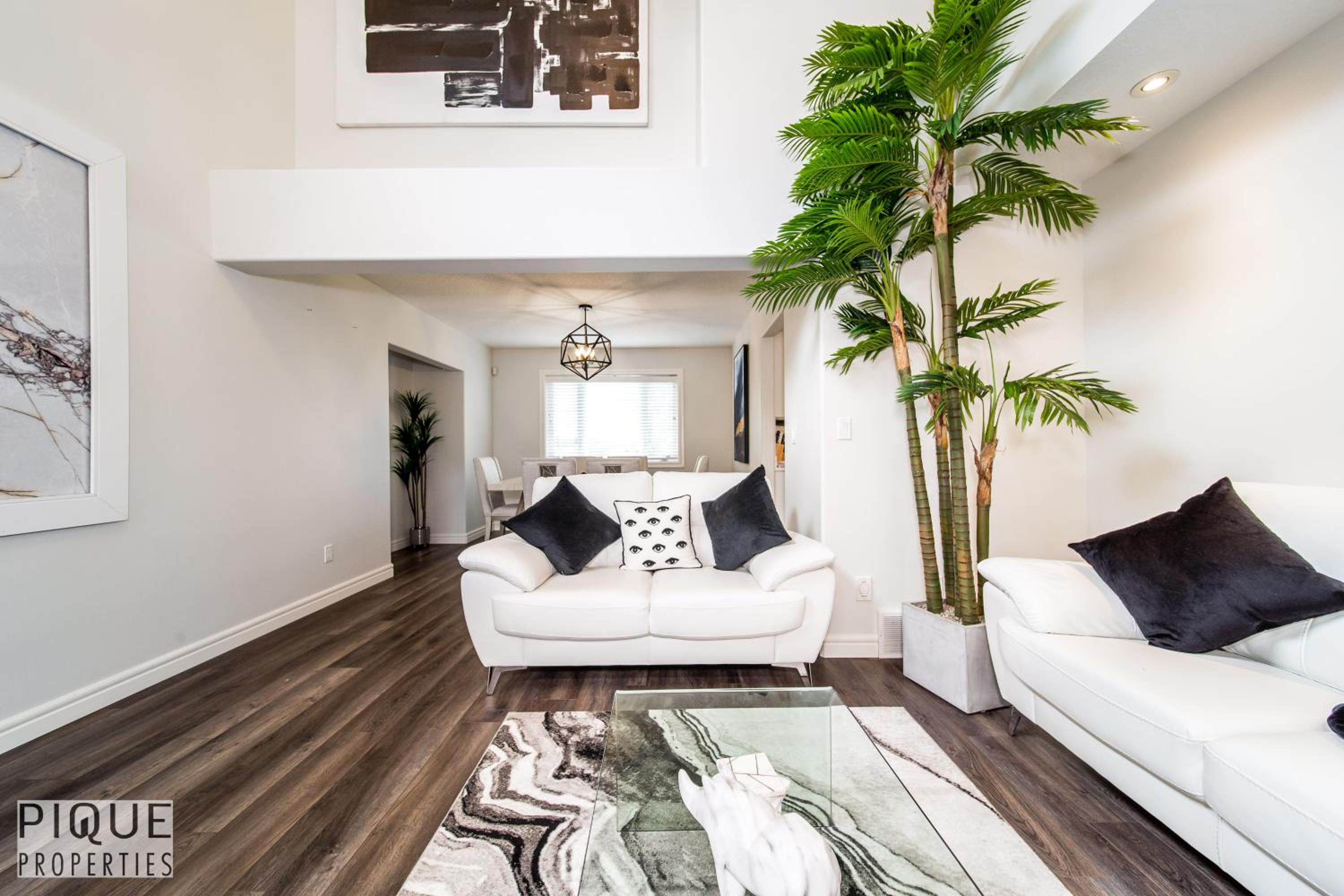 LUXURIOUS 6 Bed Home I Fireplace I near Sports Park I with Double Garage & Fast WiFi!