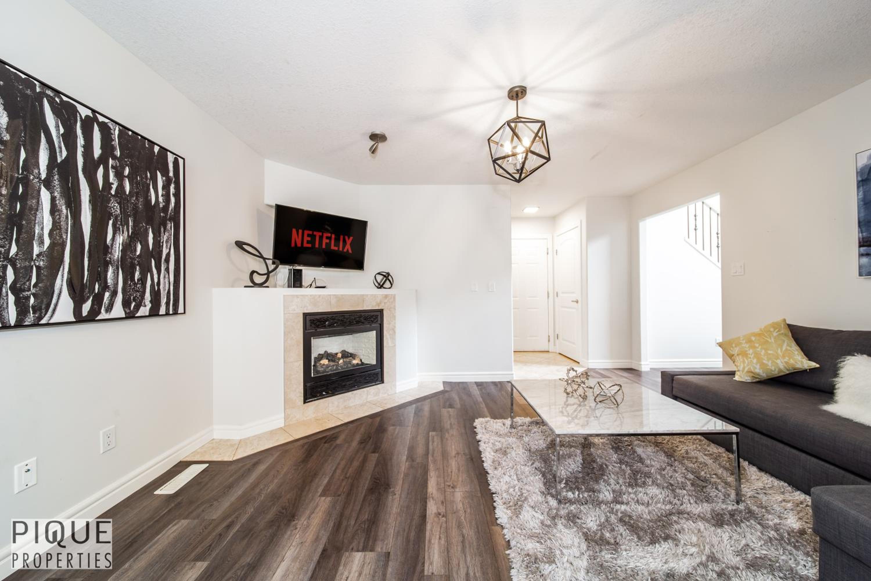 LUXURIOUS 6 Bed Home I Fireplace I near Sports Park I with Double Garage & Fast WiFi!