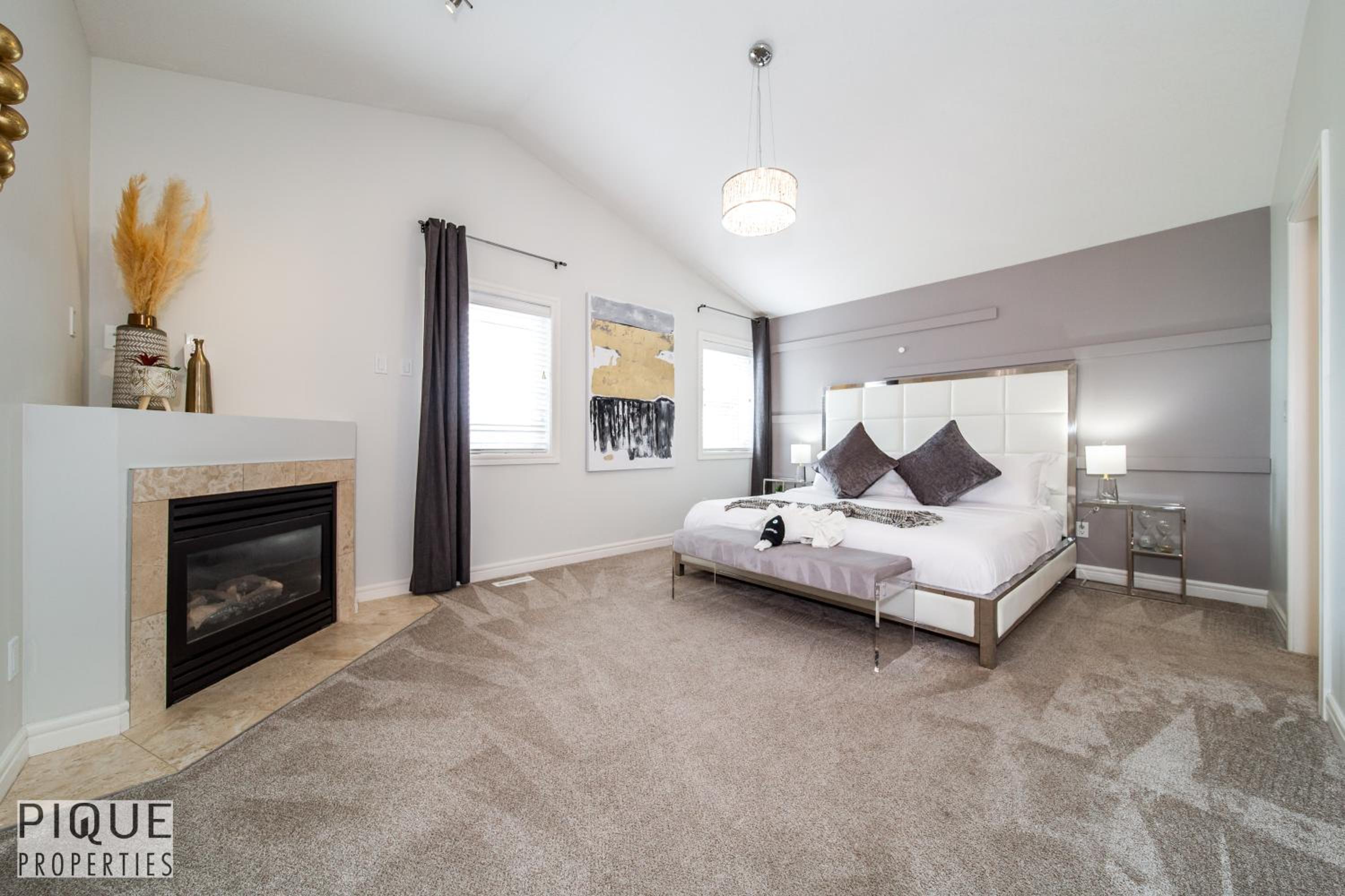 LUXURIOUS 6 Bed Home I Fireplace I near Sports Park I with Double Garage & Fast WiFi!