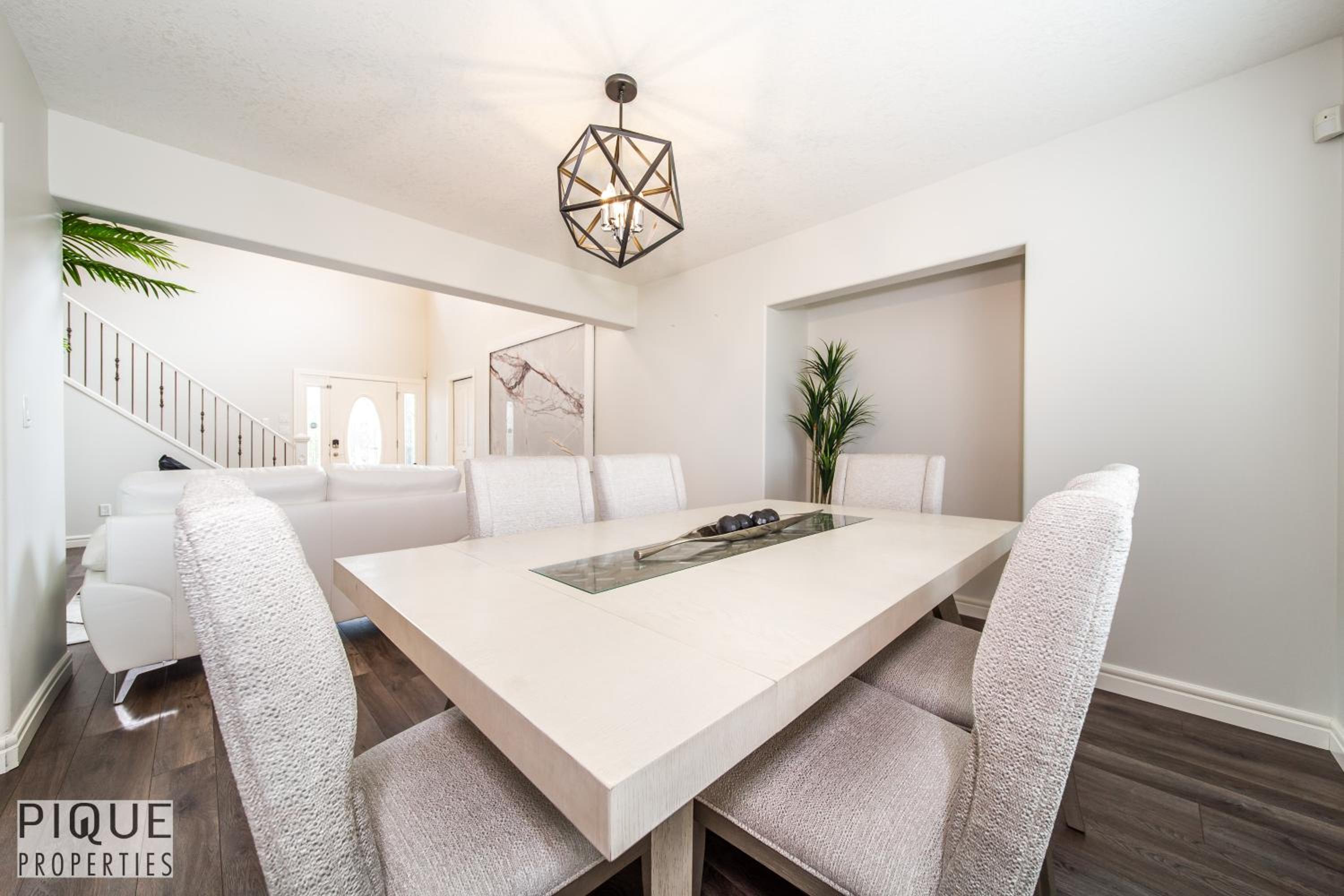 LUXURIOUS 6 Bed Home I Fireplace I near Sports Park I with Double Garage & Fast WiFi!