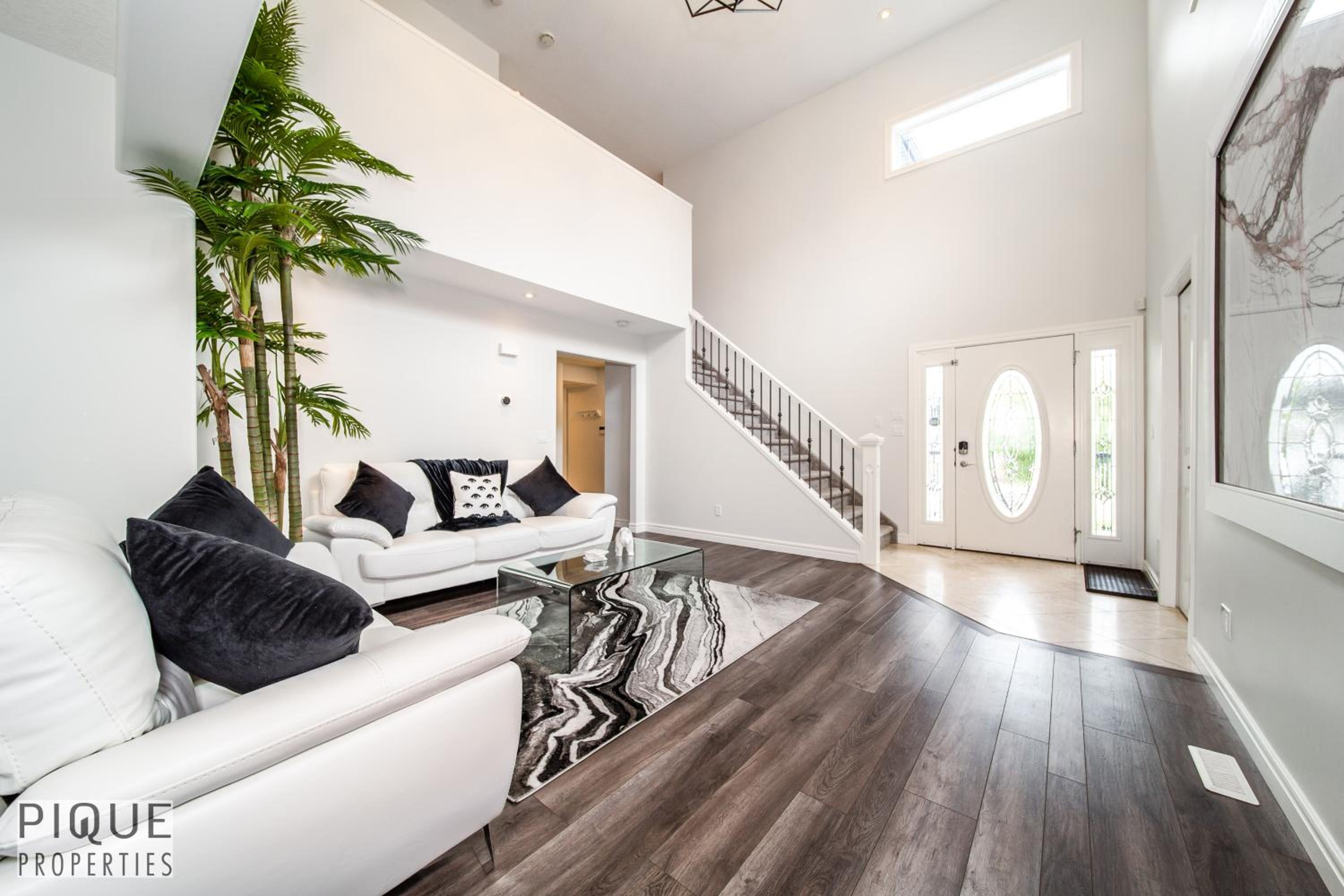 LUXURIOUS 6 Bed Home I Fireplace I near Sports Park I with Double Garage & Fast WiFi!