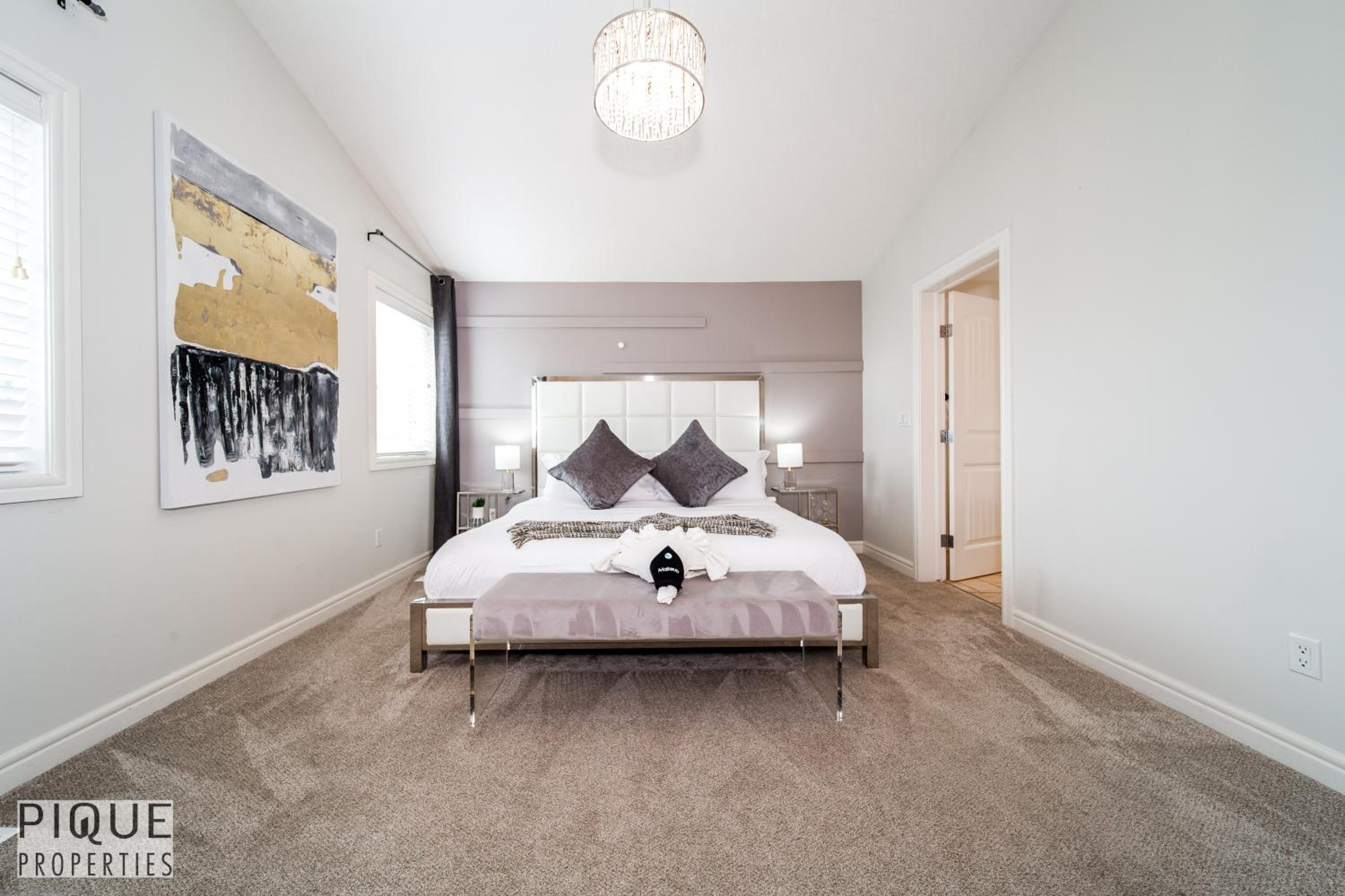 LUXURIOUS 6 Bed Home I Fireplace I near Sports Park I with Double Garage & Fast WiFi!