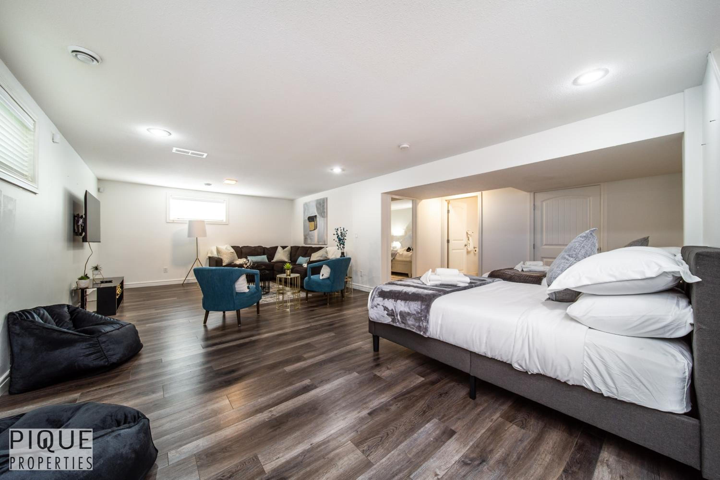 LUXURIOUS 6 Bed Home I Fireplace I near Sports Park I with Double Garage & Fast WiFi!
