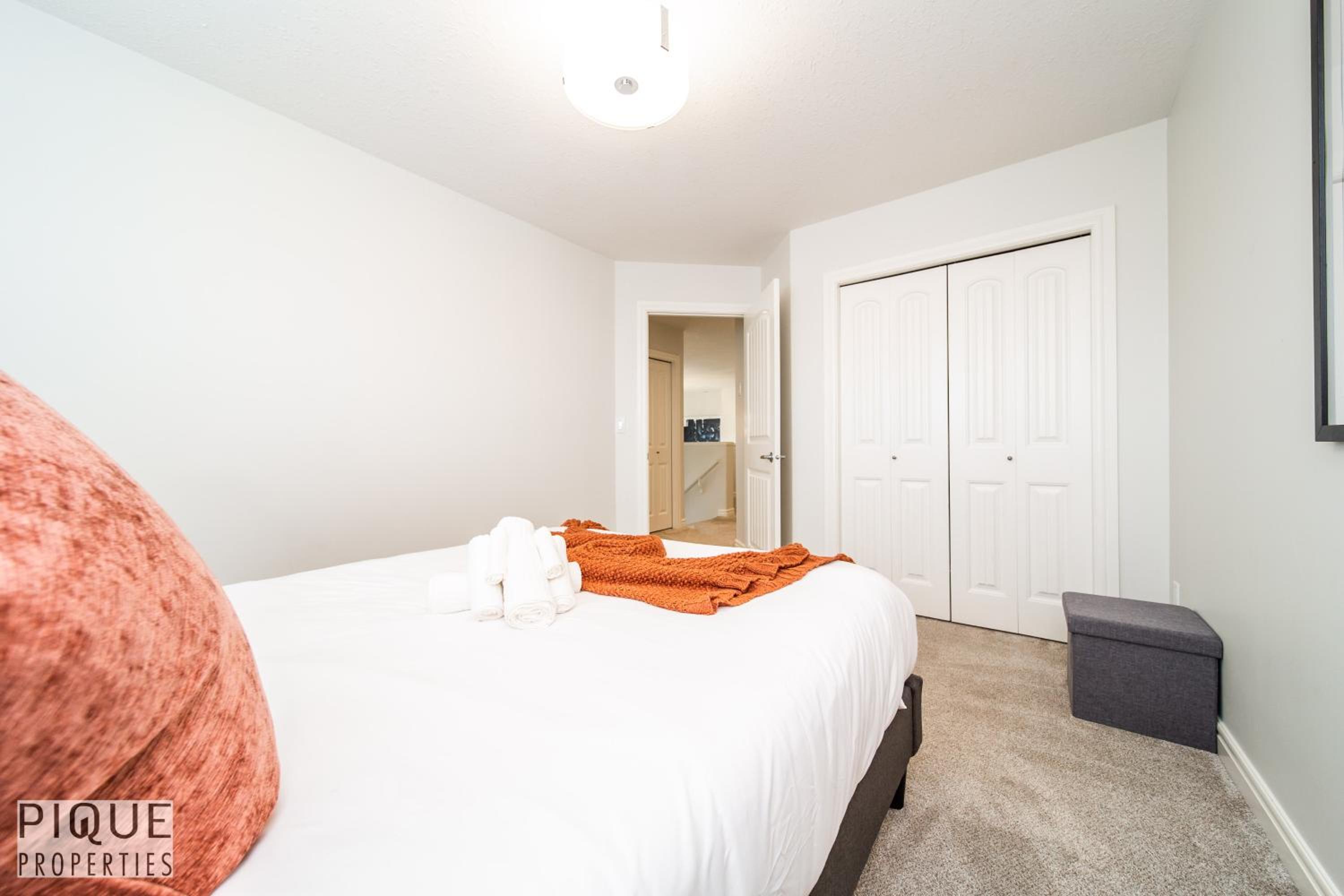 LUXURIOUS 6 Bed Home I Fireplace I near Sports Park I with Double Garage & Fast WiFi!