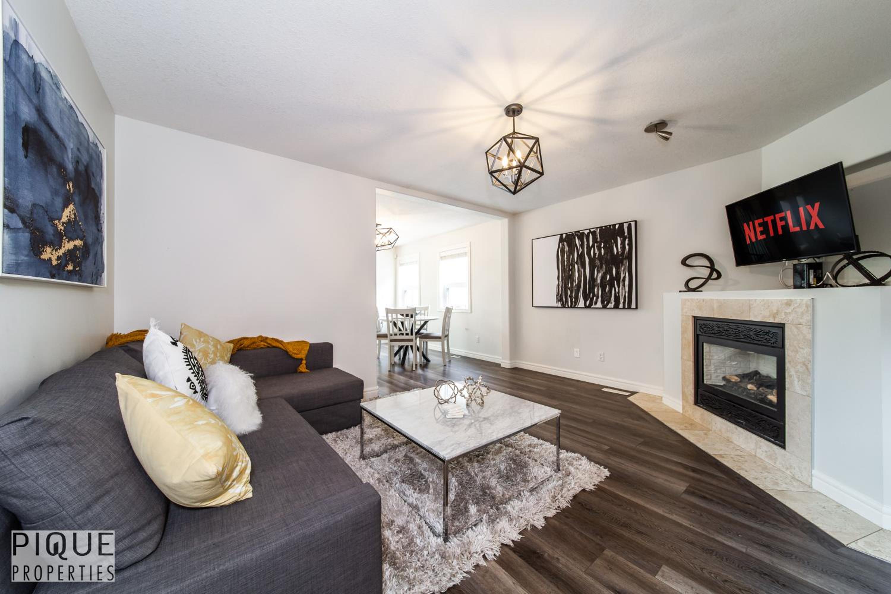 LUXURIOUS 6 Bed Home I Fireplace I near Sports Park I with Double Garage & Fast WiFi!