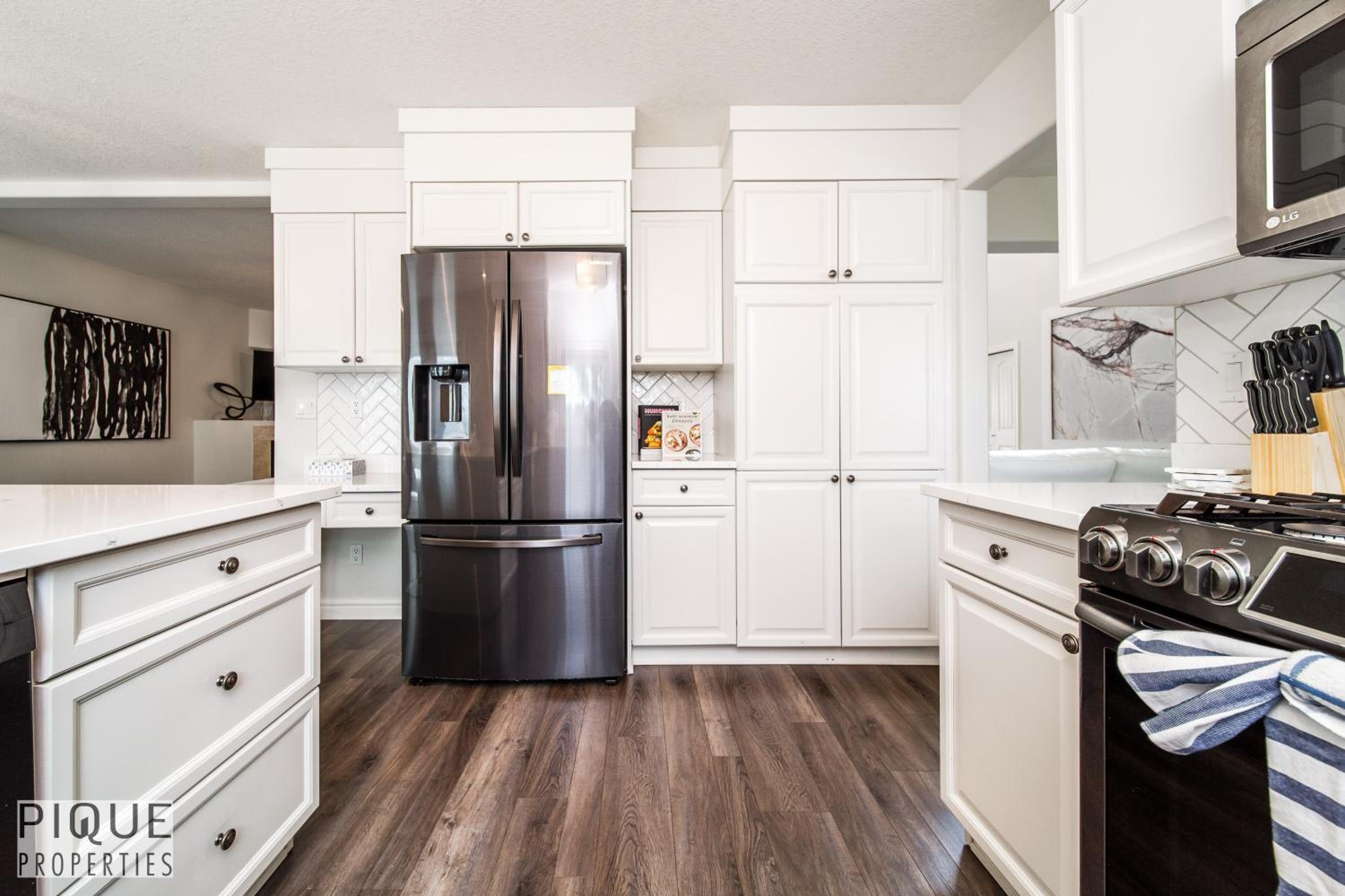 LUXURIOUS 6 Bed Home I Fireplace I near Sports Park I with Double Garage & Fast WiFi!
