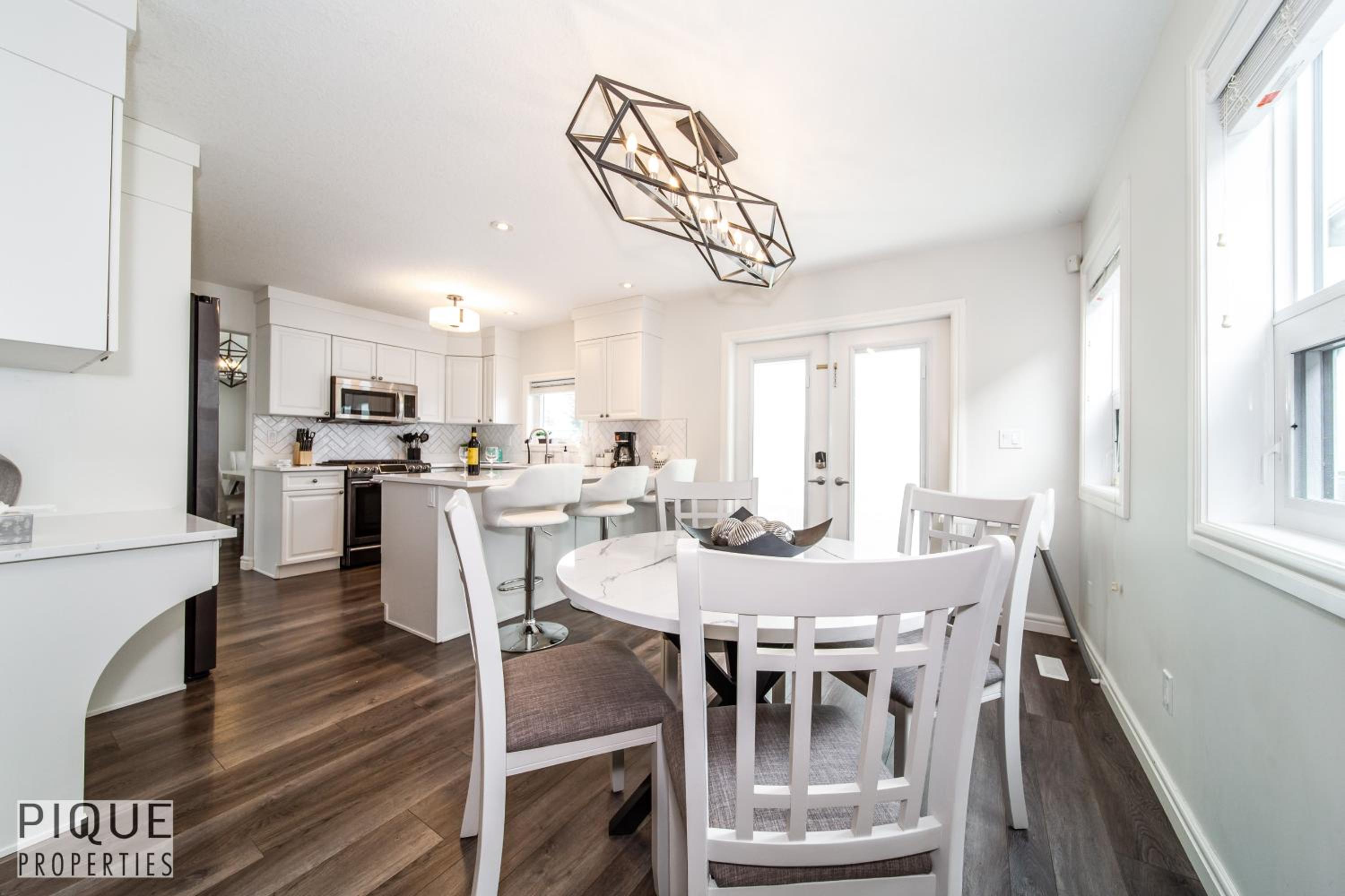 LUXURIOUS 6 Bed Home I Fireplace I near Sports Park I with Double Garage & Fast WiFi!