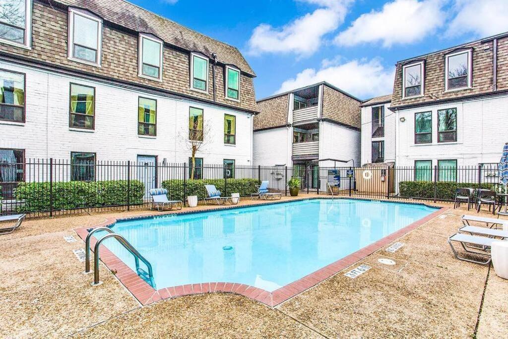 Lovely 2 Bedroom + Den Apartment at Medical Center - Sleeps 8 - Image 2