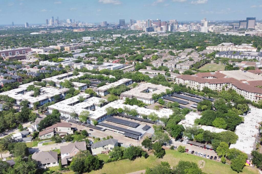 Hotel Lovely 2 Bedroom + Den Apartment at Medical Center - Sleeps 8 - Image 1