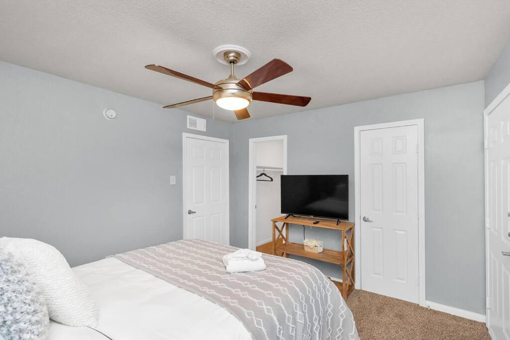 Lovely 2 Bedroom + Den Apartment at Medical Center - Sleeps 8 - Image 3