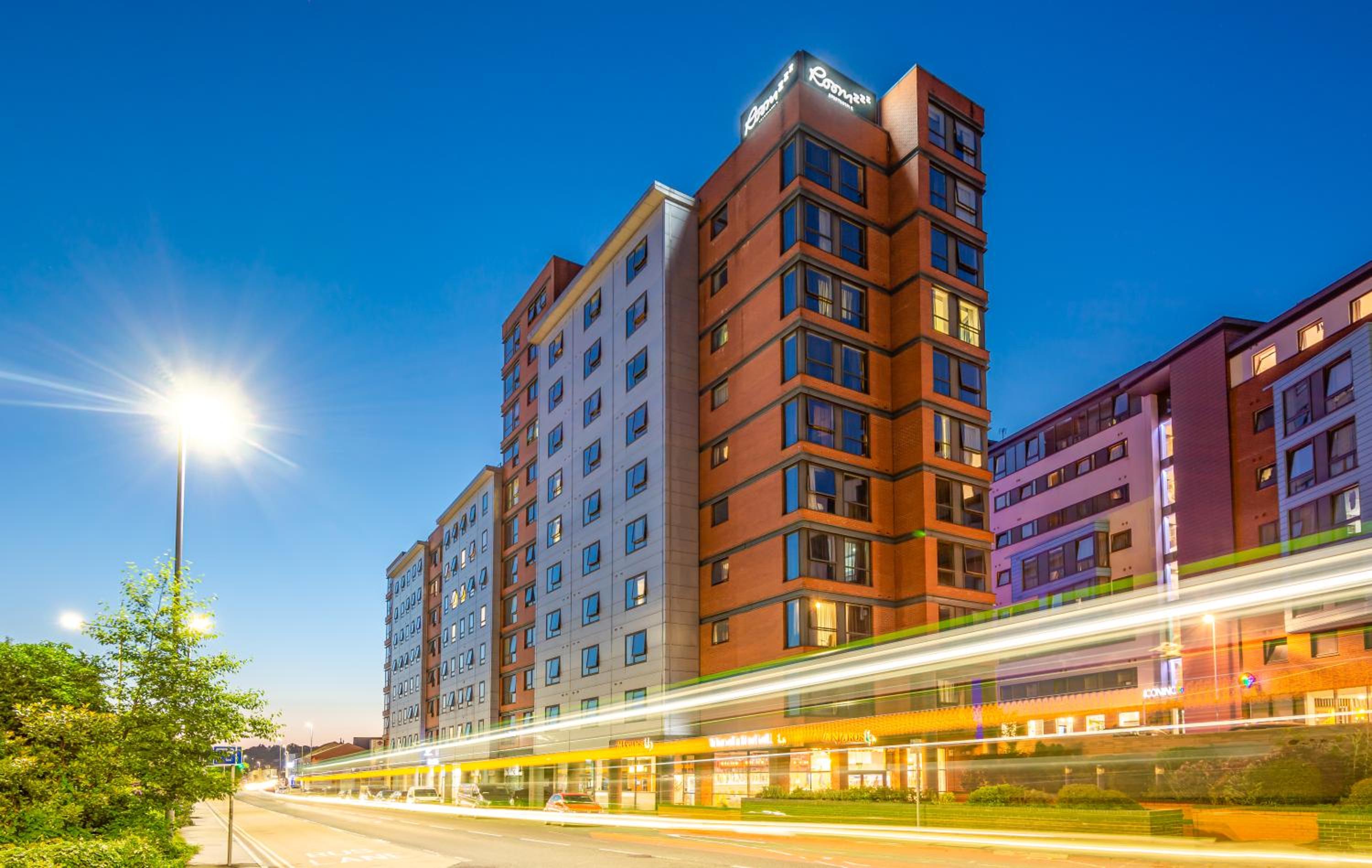 Hotel Roomzzz Leeds City West - Image 1