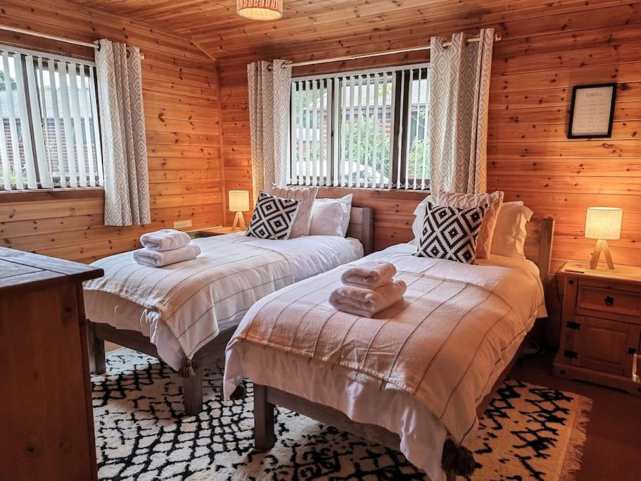 Luxury Wood Lodge with sauna, log burner & private woodland garden - Wnion Wood Lodge