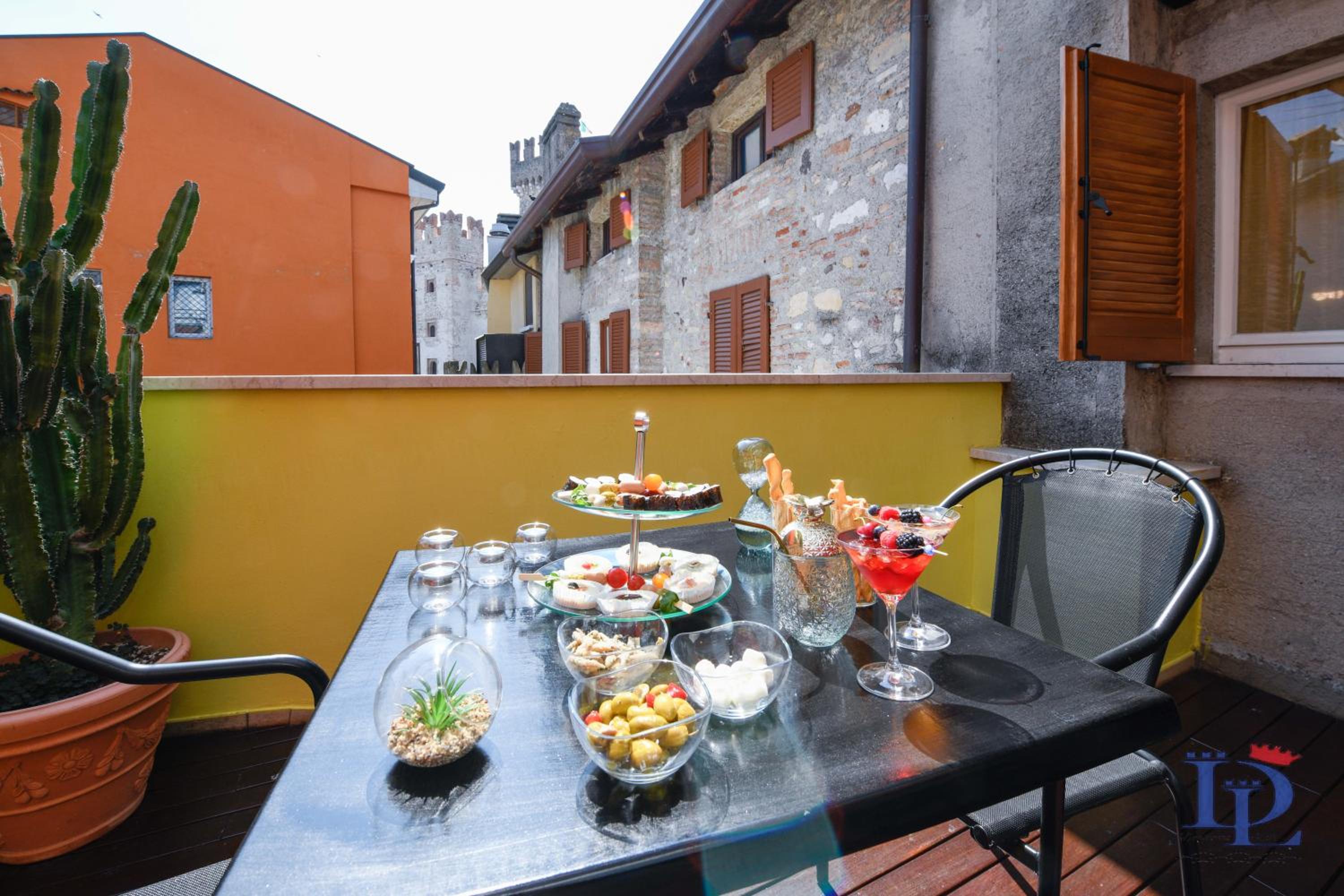 Sirmione Vacations - DesenzanoLoft Queen Of Sirmione castle view - Property Image 5