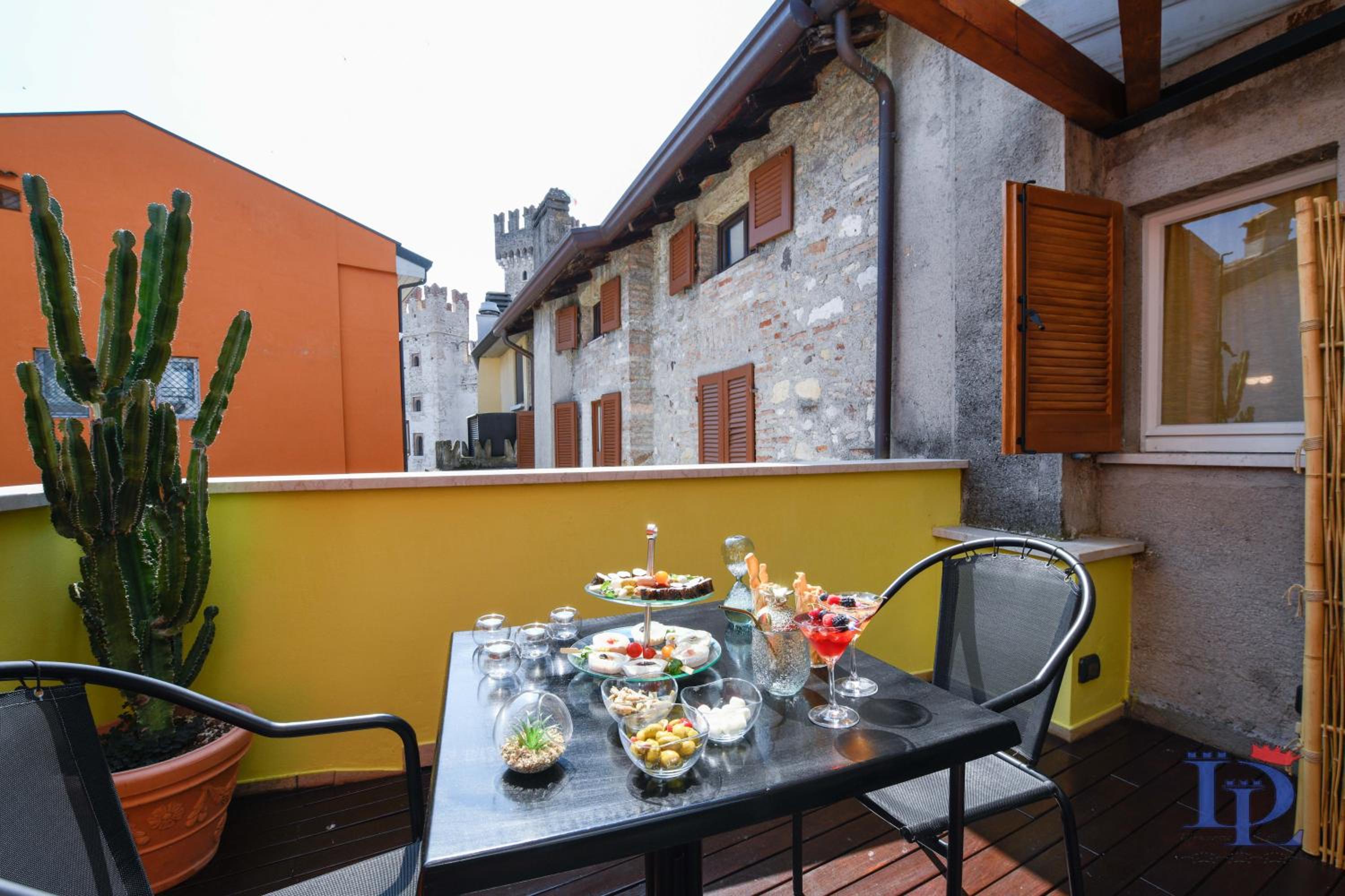 Sirmione Vacations - DesenzanoLoft Queen Of Sirmione castle view - Property Image 8