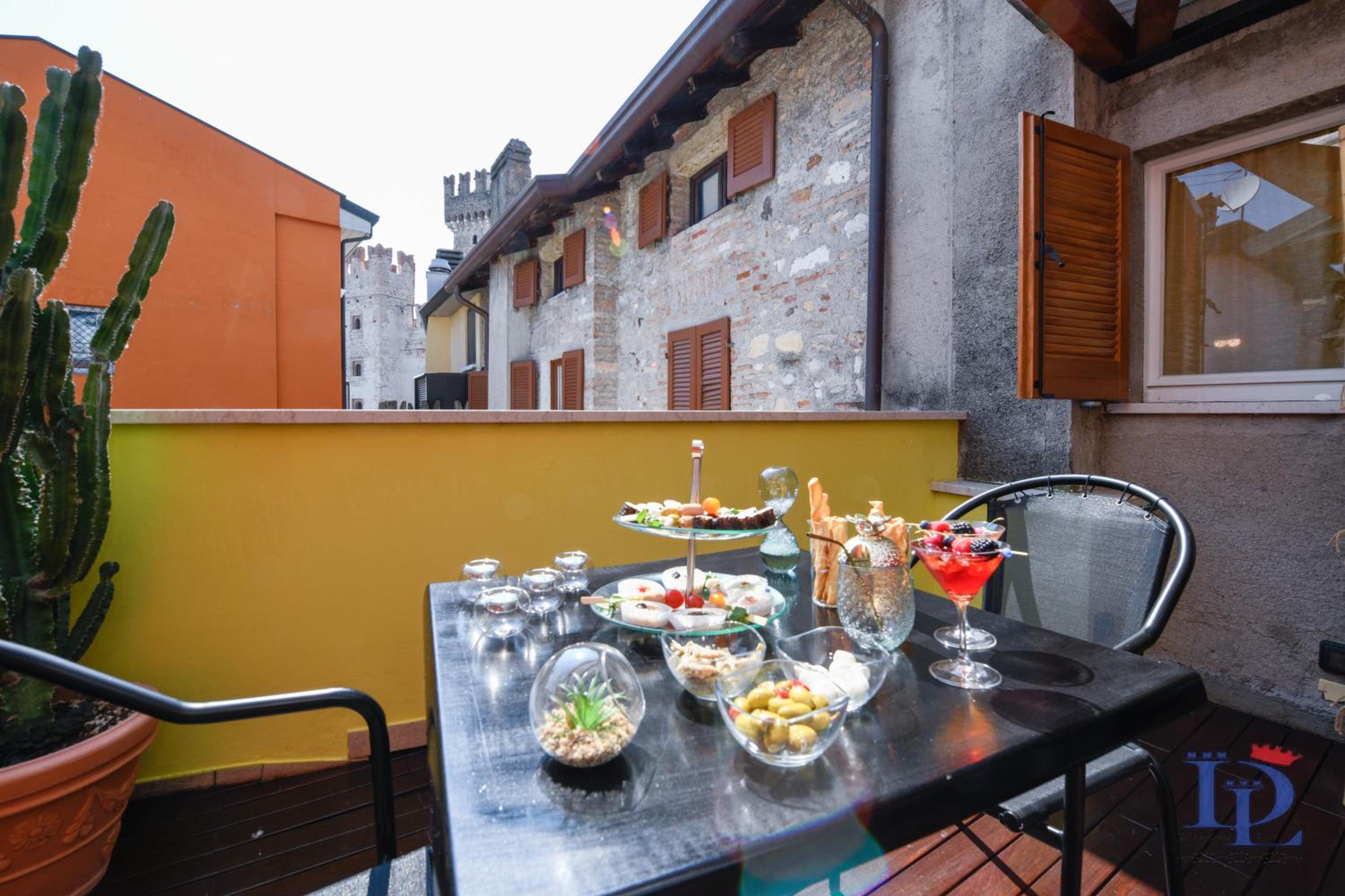 Sirmione Vacations - DesenzanoLoft Queen Of Sirmione castle view - Property Image 10