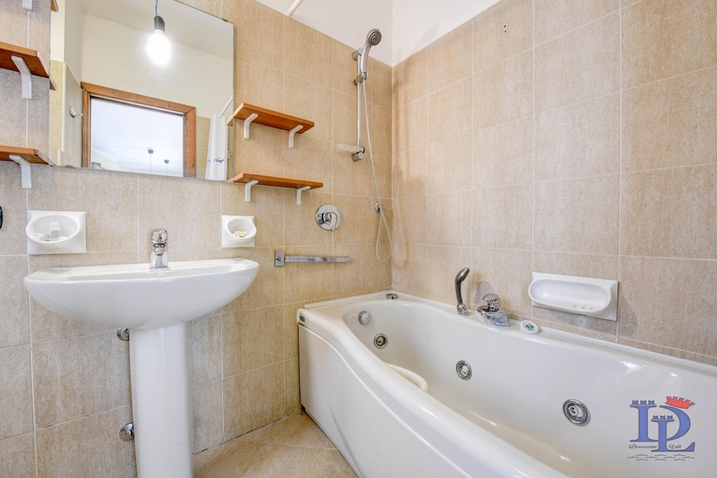 Sirmione Vacations - DesenzanoLoft Queen Of Sirmione castle view - Property Image 11