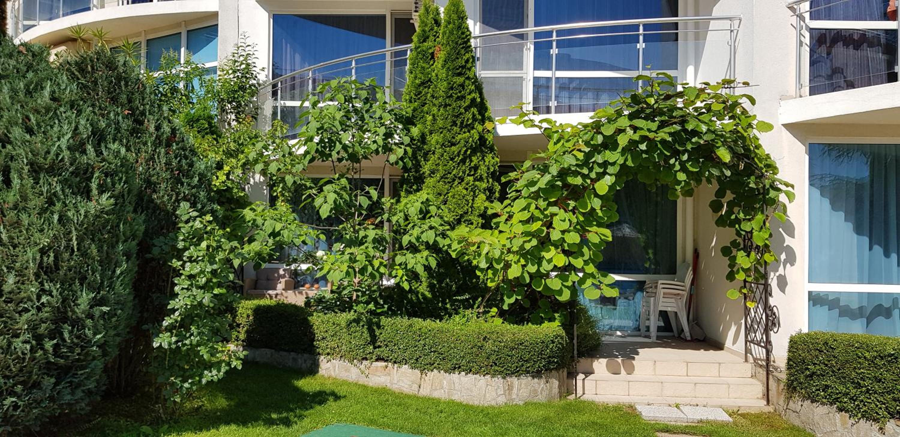 Apartment with green terrace