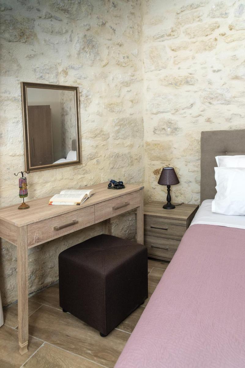 2 Bedrooms Apartment with Enclosed Garden and WiFi at Roustika photo 5
