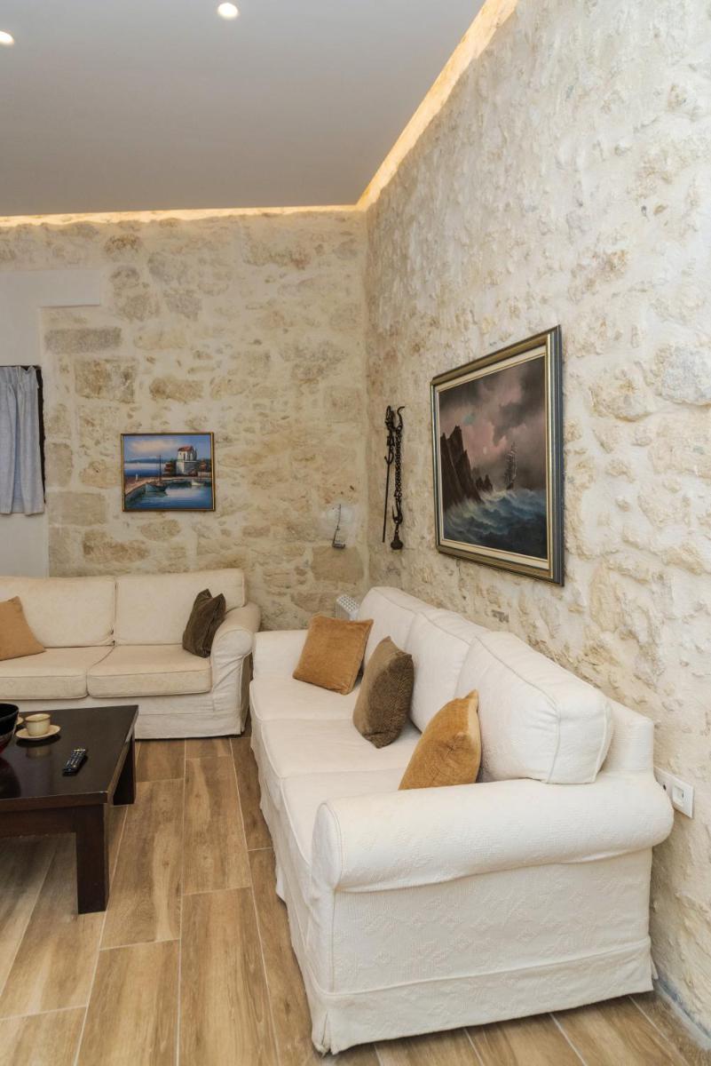 2 Bedrooms Apartment with Enclosed Garden and WiFi at Roustika photo 2