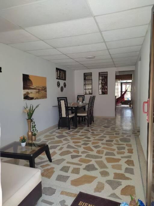Alojamiento entero, casa amplia, patio, aire