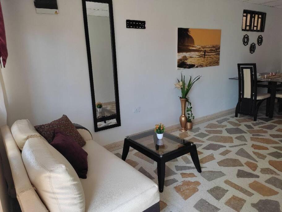 Alojamiento entero, casa amplia, patio, aire