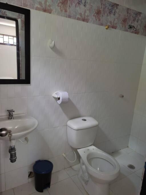 Alojamiento entero, casa amplia, patio, aire