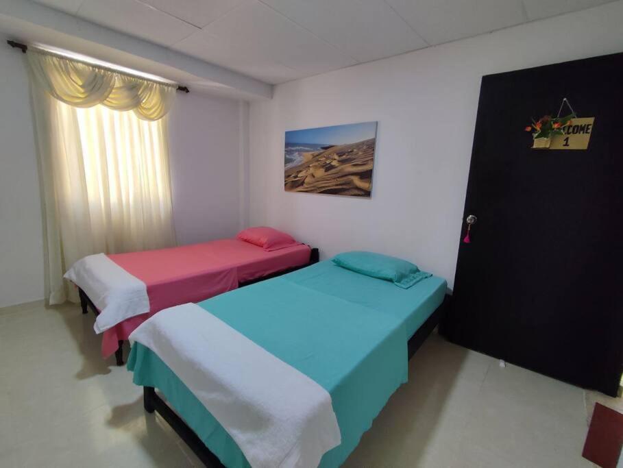 Alojamiento entero, casa amplia, patio, aire
