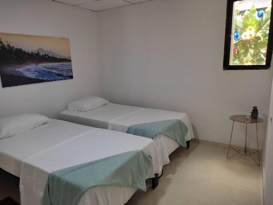 Alojamiento entero, casa amplia, patio, aire
