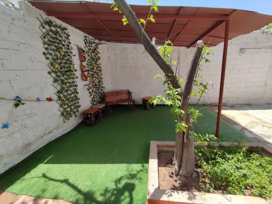 Alojamiento entero, casa amplia, patio, aire