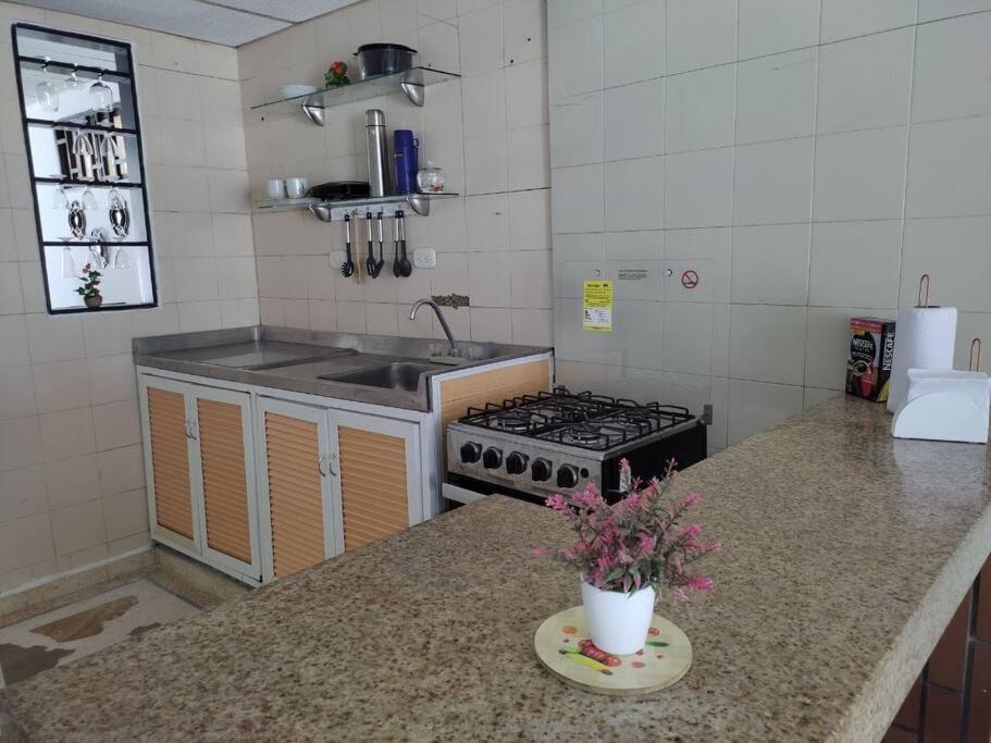 Alojamiento entero, casa amplia, patio, aire