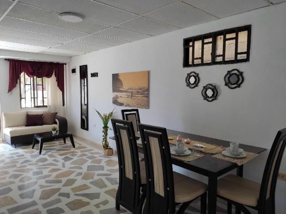 Alojamiento entero, casa amplia, patio, aire
