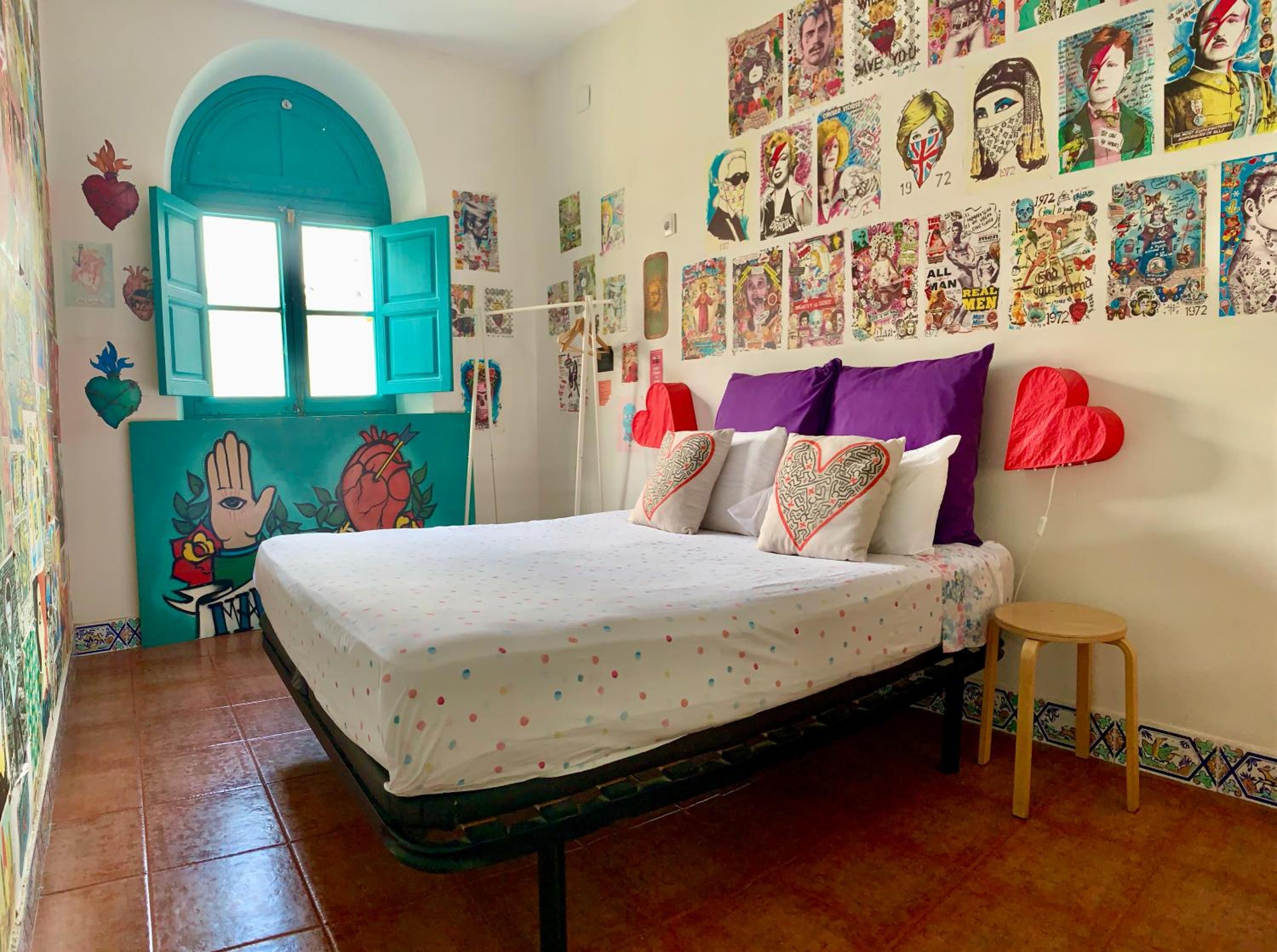 Seville Vacations - Sevilla Kitsch Hostel Art - Property Image 11