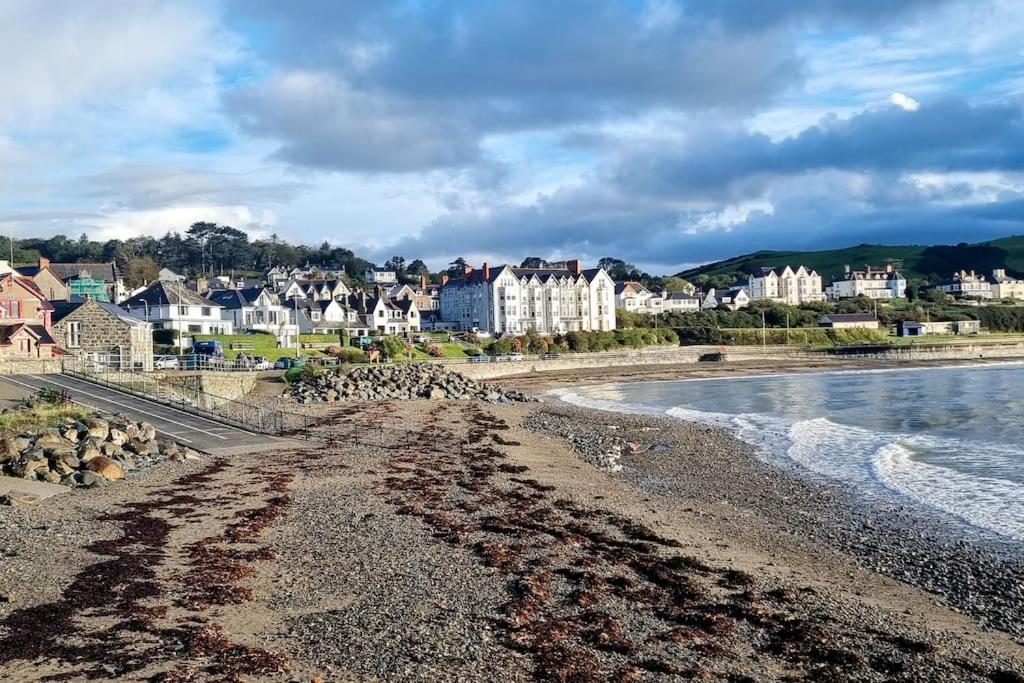 Criccieth 1 Bed Apartment Private patio Off Road Parking