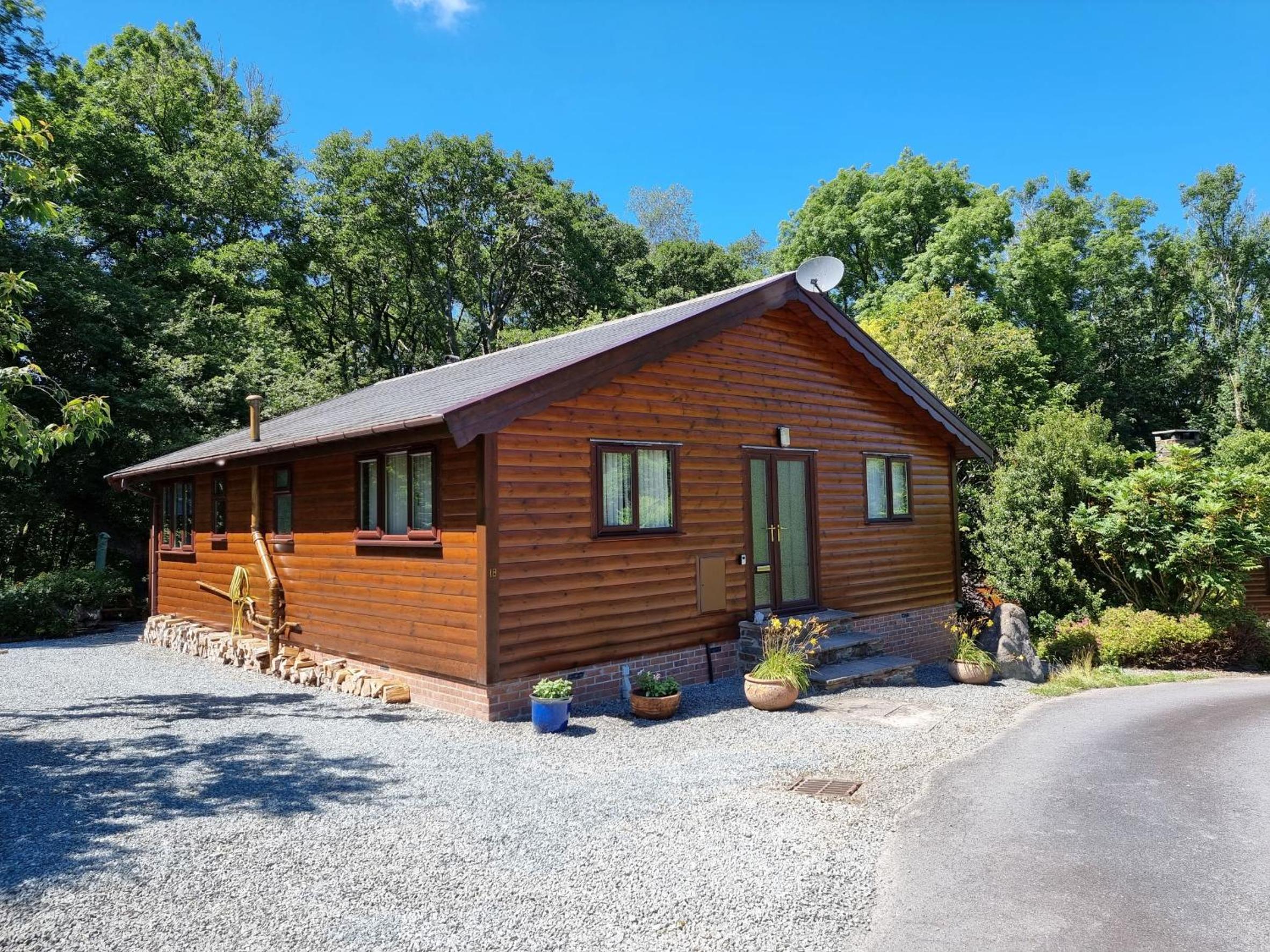 Luxury Wood Lodge with sauna, log burner & private woodland garden - Wnion Wood Lodge