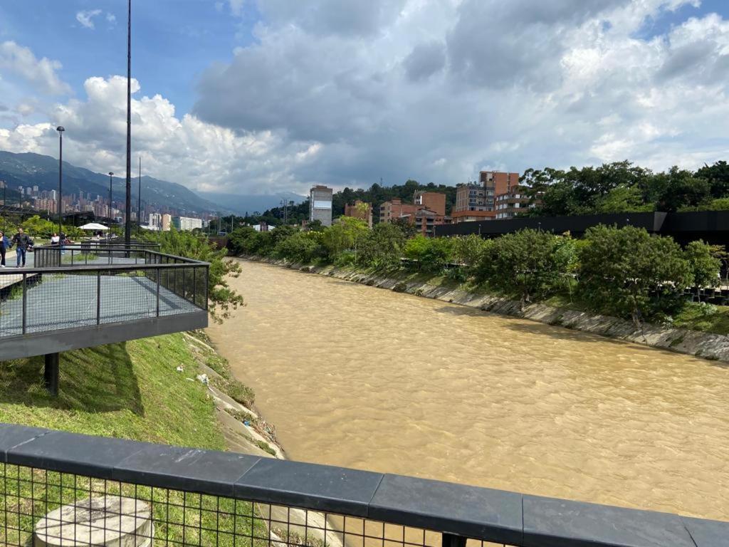 Conquistadores Romantic, Medellín