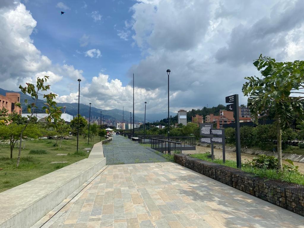 Conquistadores Romantic, Medellín