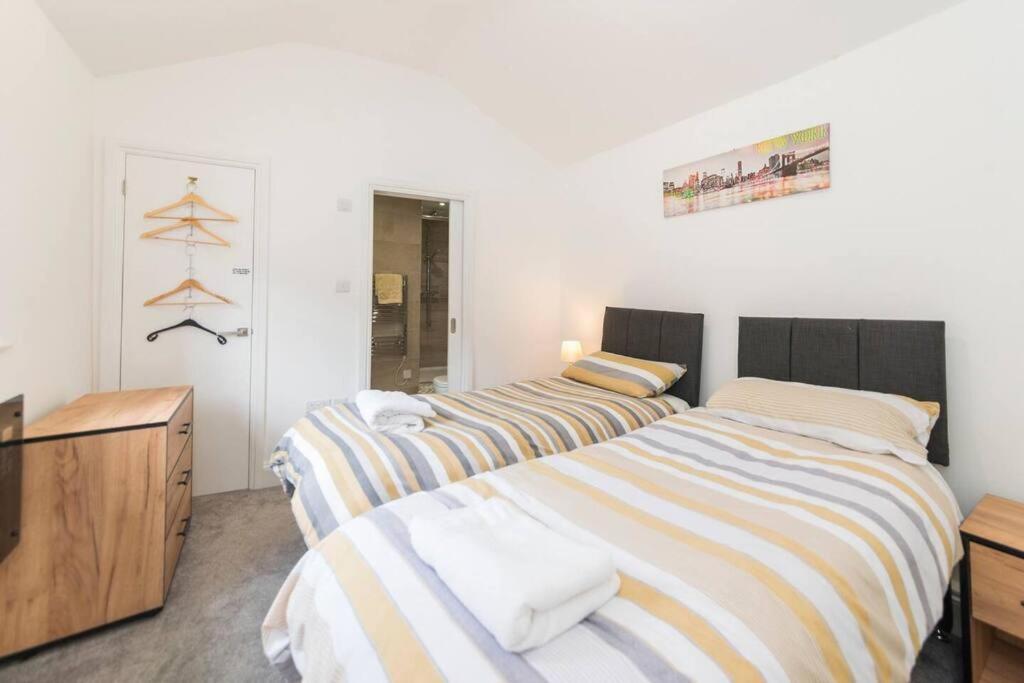 Cheerful 1-BDR w/ parking and private entrance view 3
