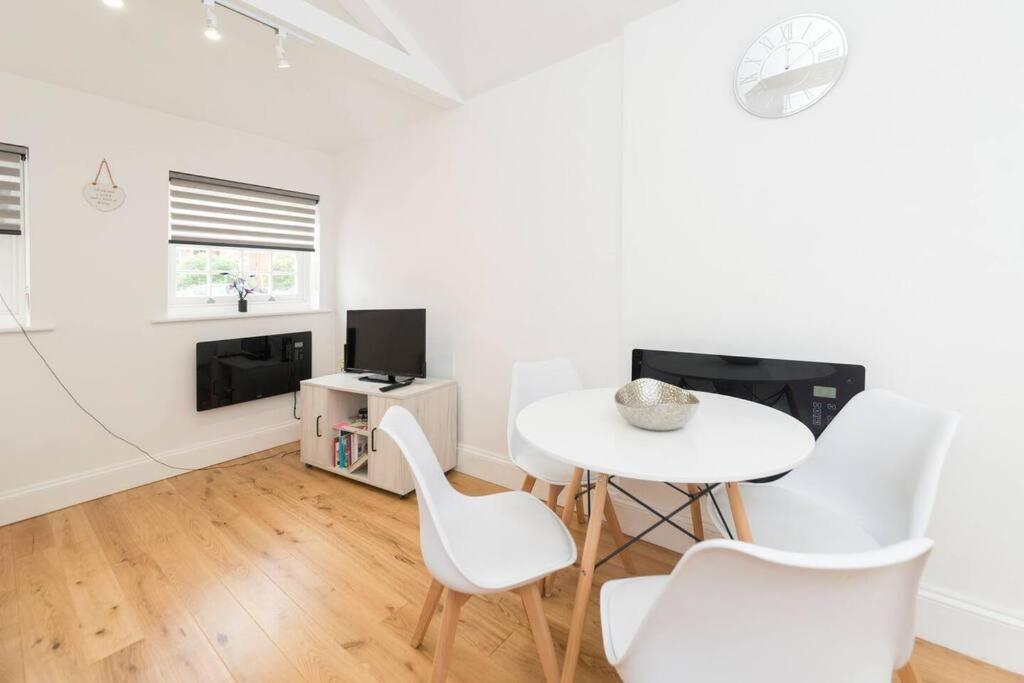 Cheerful 1-BDR w/ parking and private entrance view 4