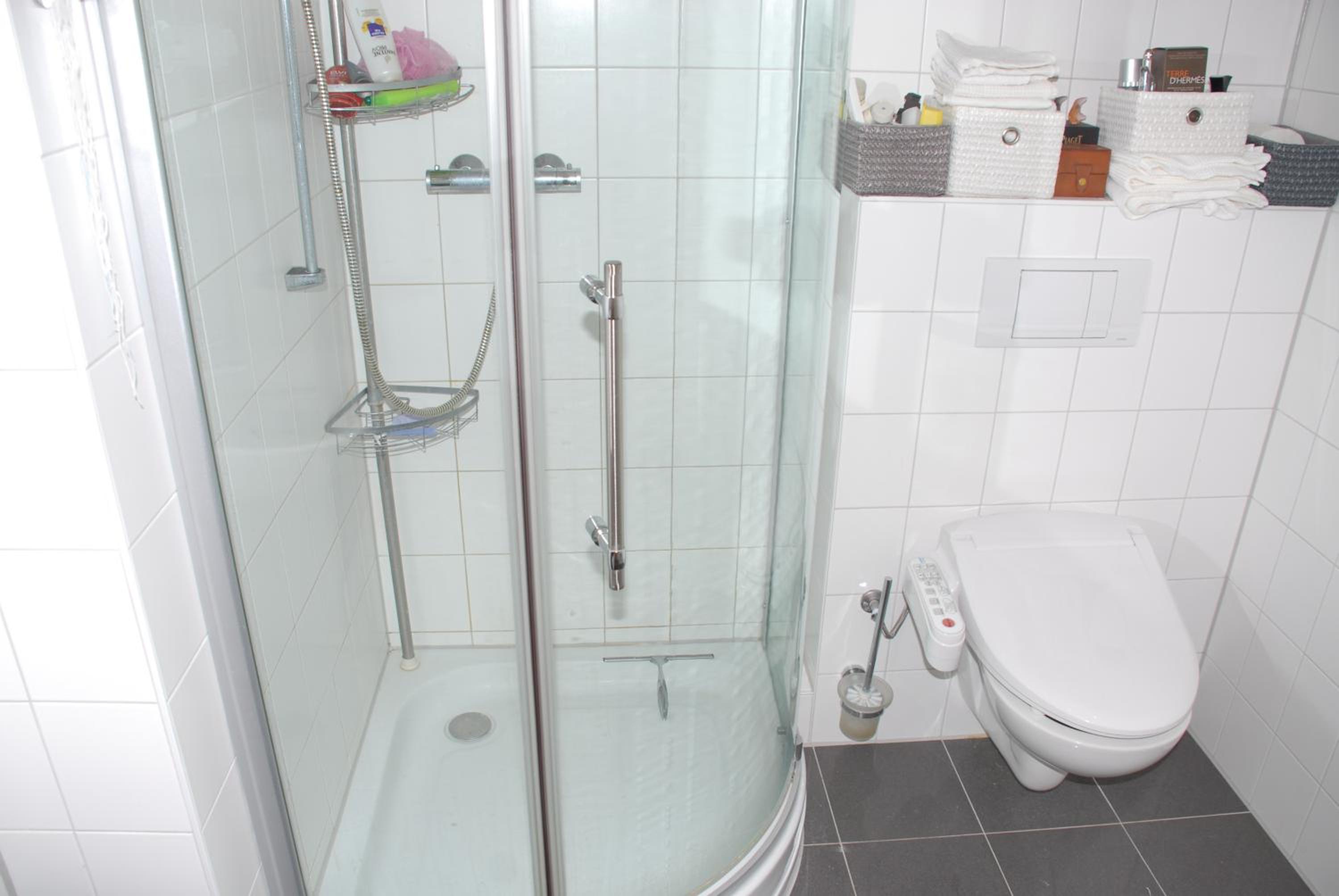 Appartement like complete Suite with Terrasse, very close to centre, beautiful, superquiet, parking !!