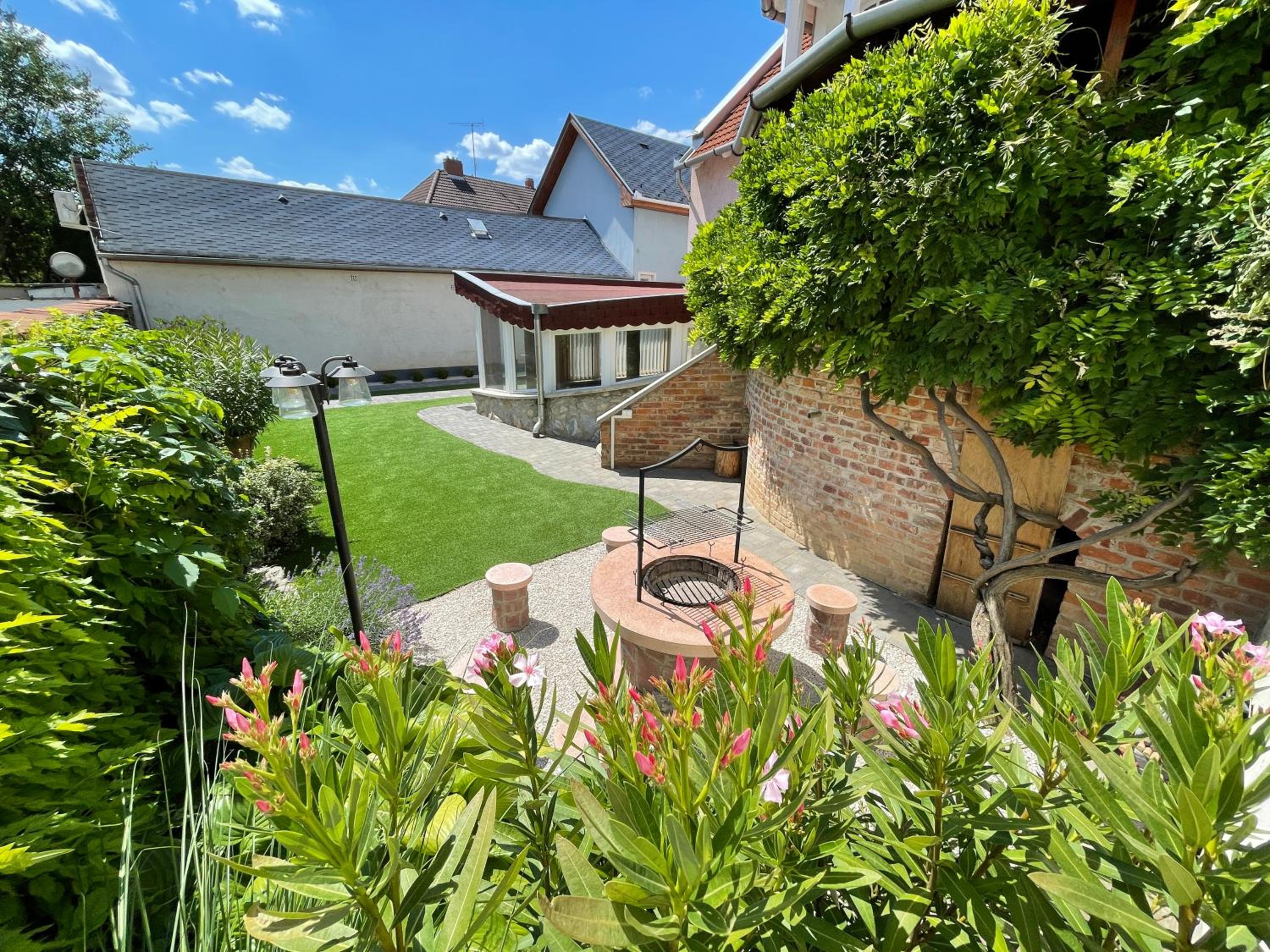 Zoli Apartmanok-Zoli Kölcsey 19 Villa view 2