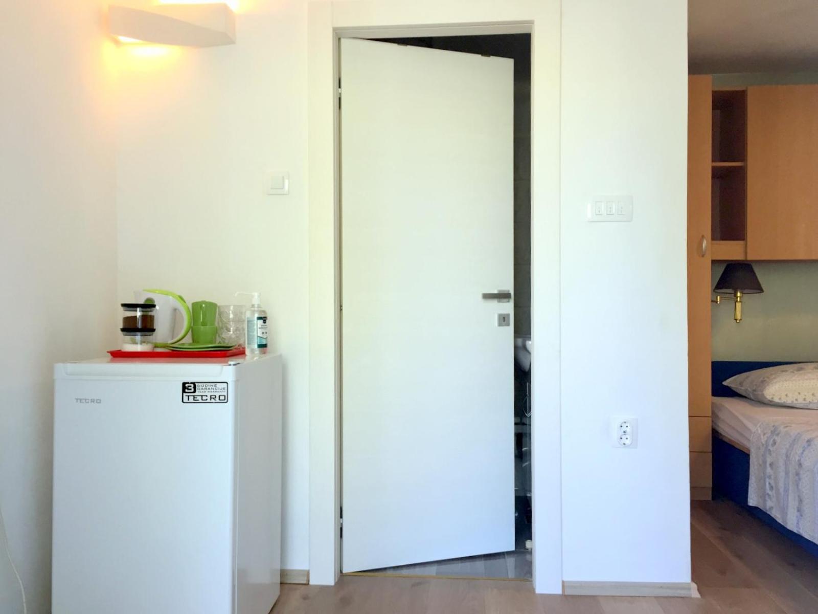 Double room with bathroom, WiFi, airco, parking, washing machine, grill