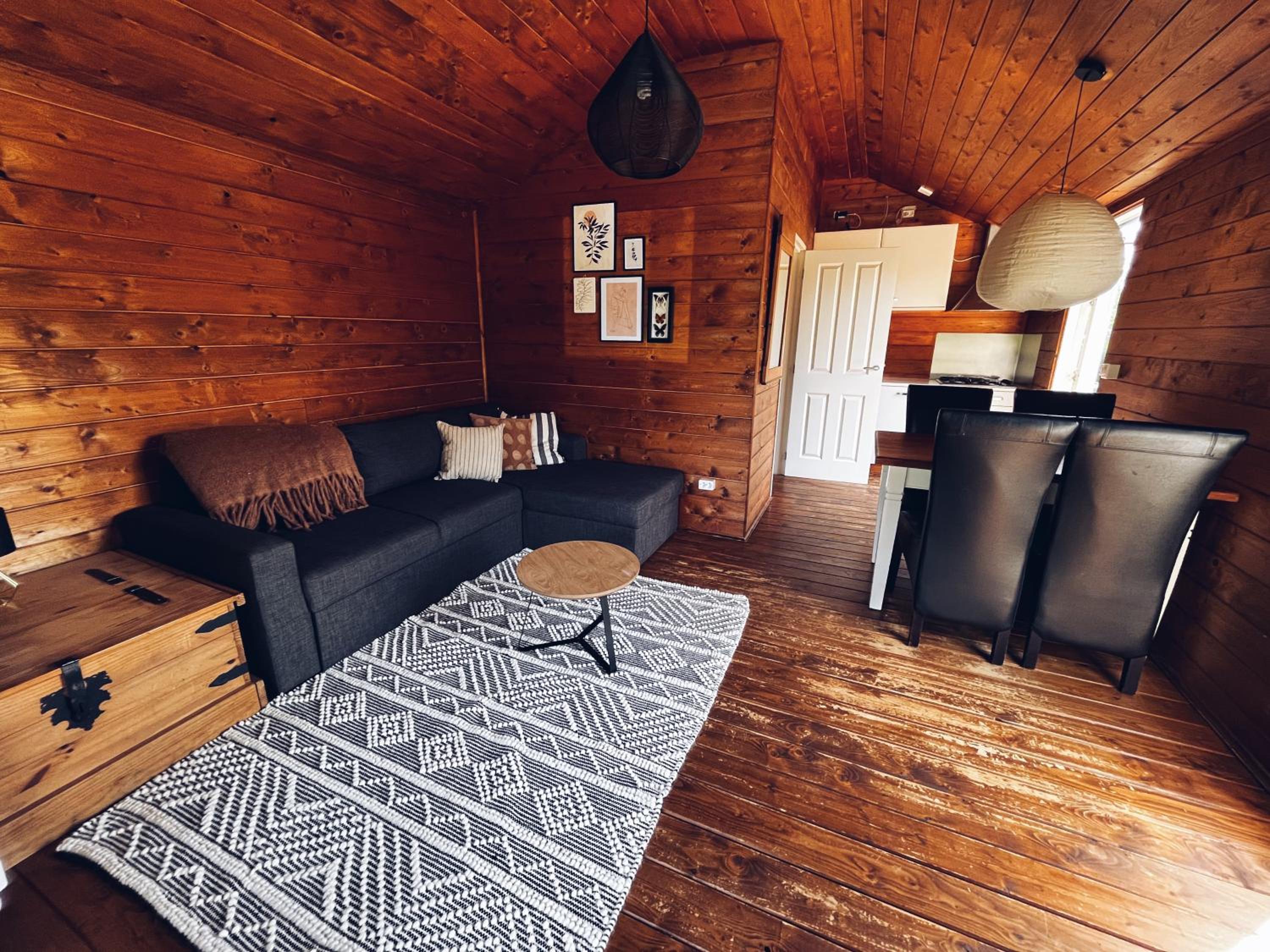 Kampeerhuisje met veranda over de vijver