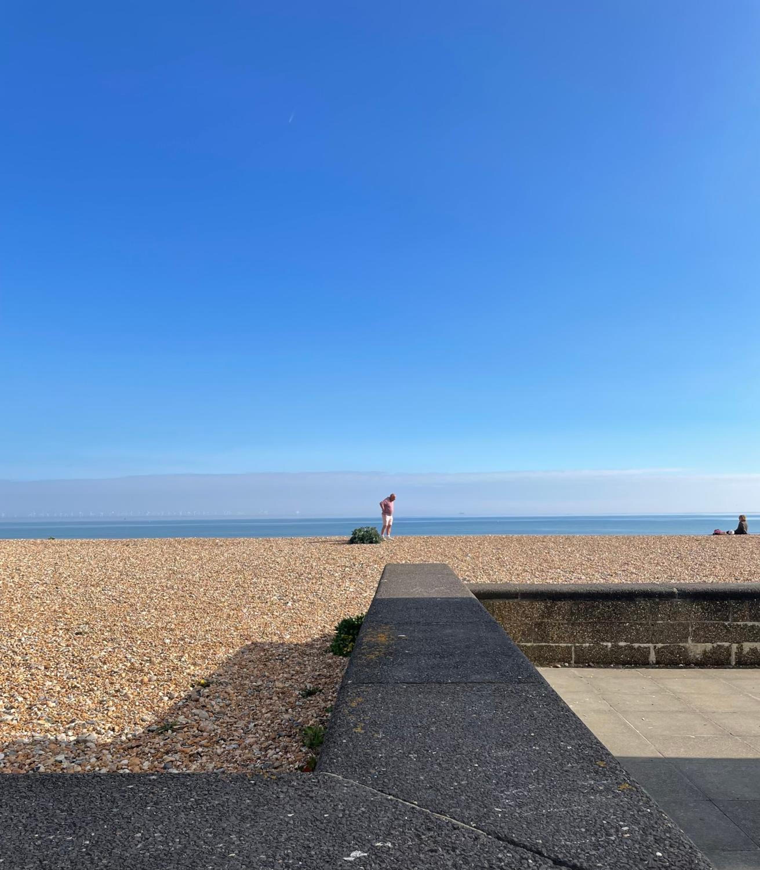 Lovely bijou loft apt, one road back from the sea view 2