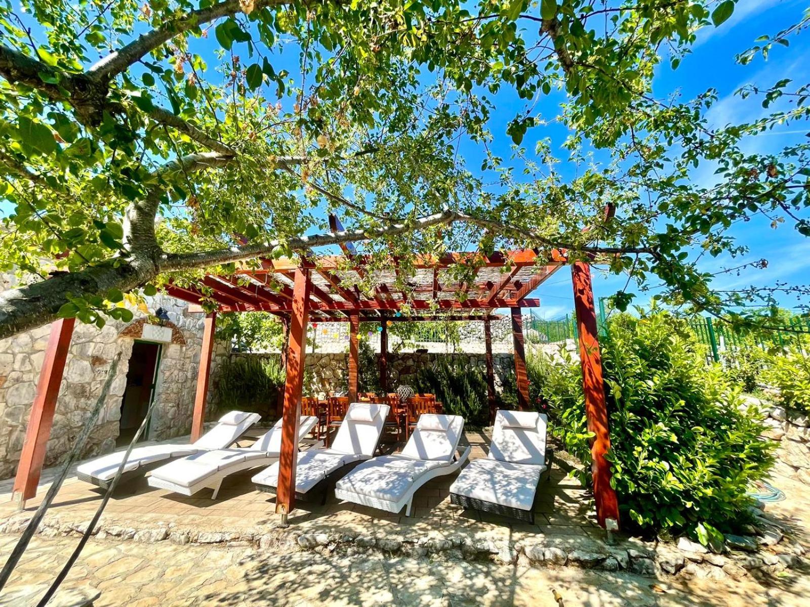 Hotel Villa Sagosde with Swimming Pool and Mini Golf - Image 1