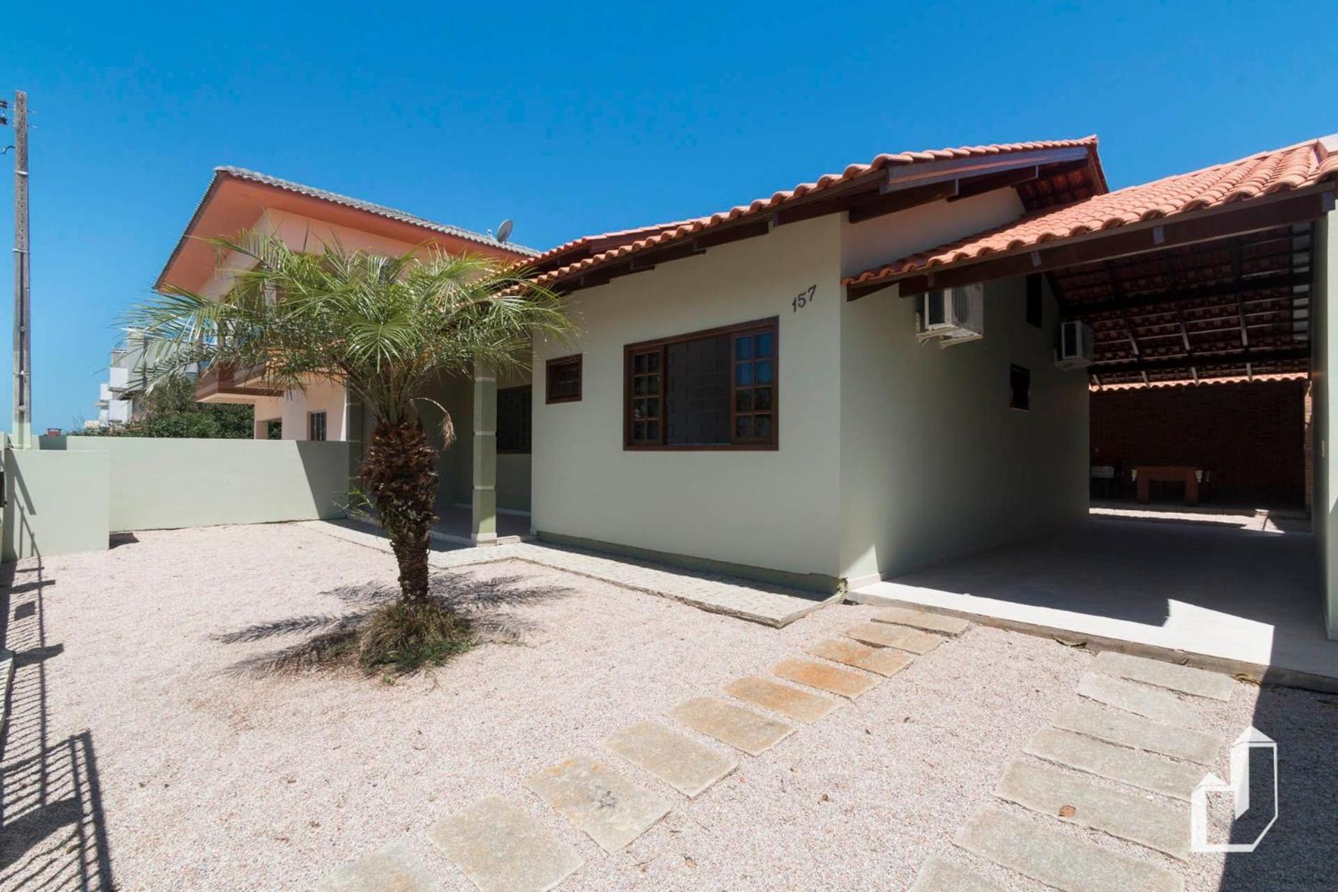 Casa térrea com 03 dormitórios
