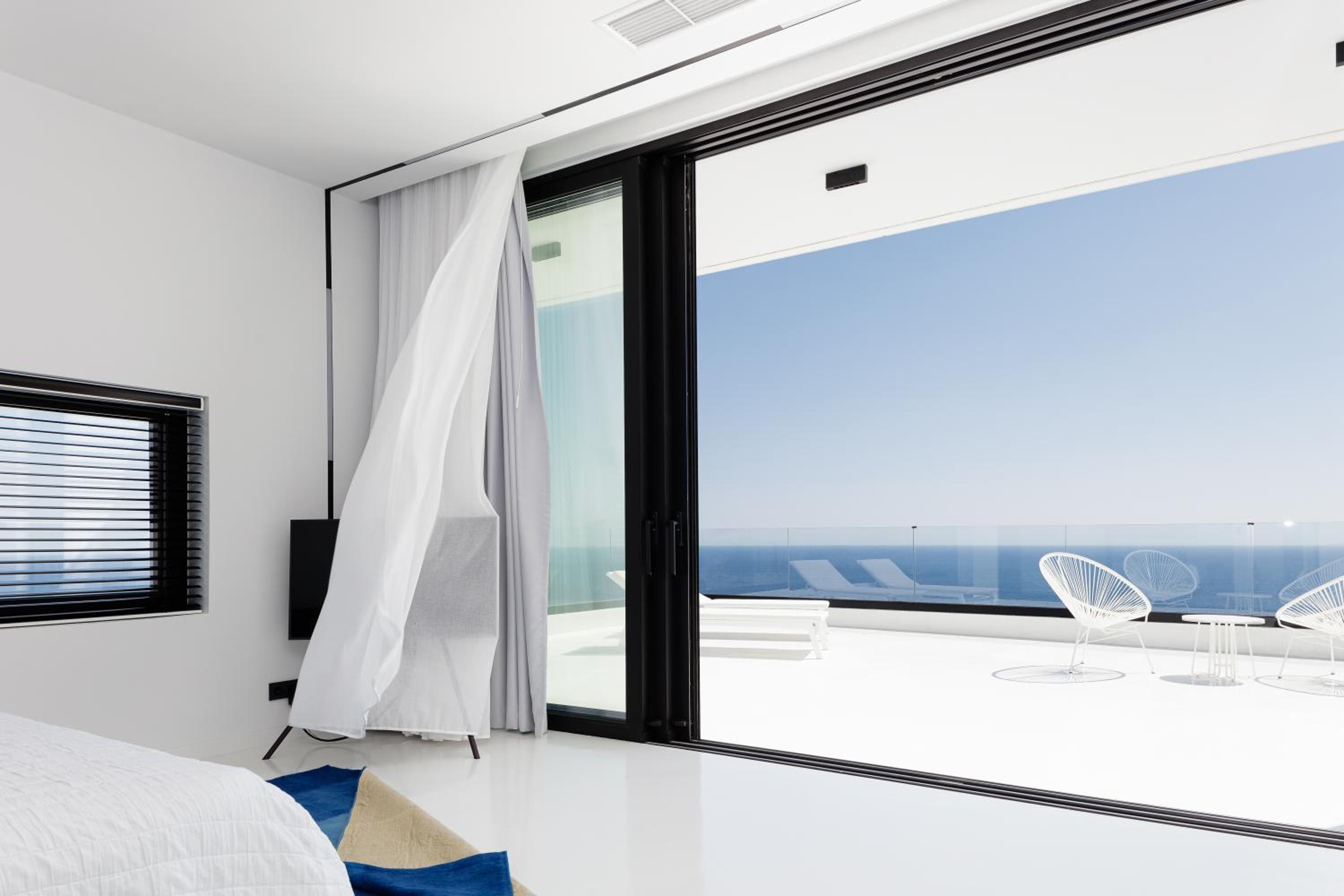 White Hera view 3