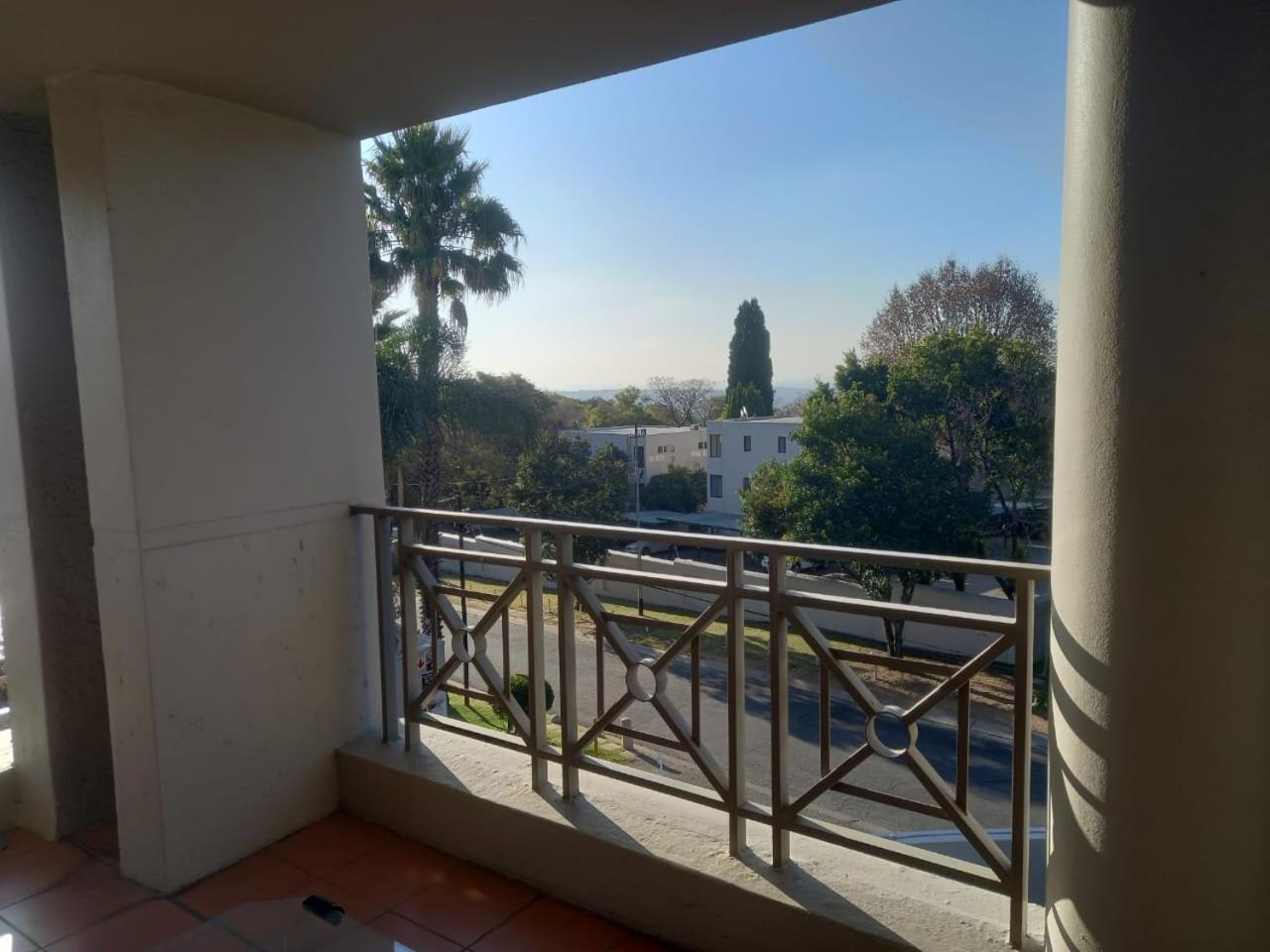 Hotel Mount Royal Sandton Large 1 Bed Apartment With Balcony