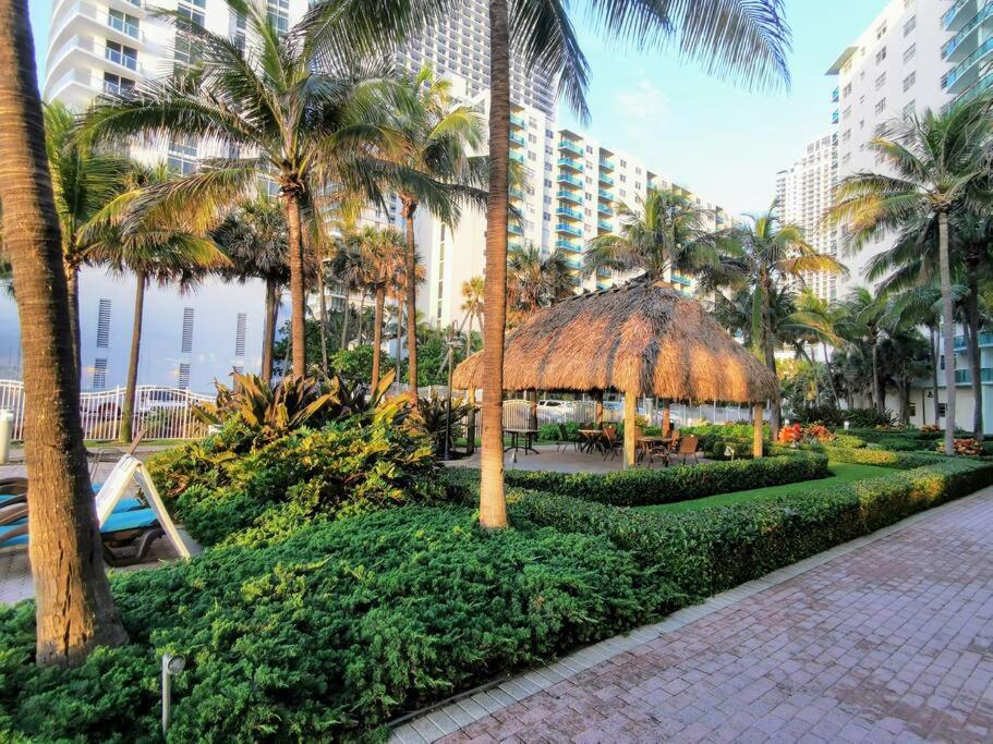 Luxury Stylish Oceanfront 2 bedroom 2 bathroom in HOLLYWOOD FL view 4